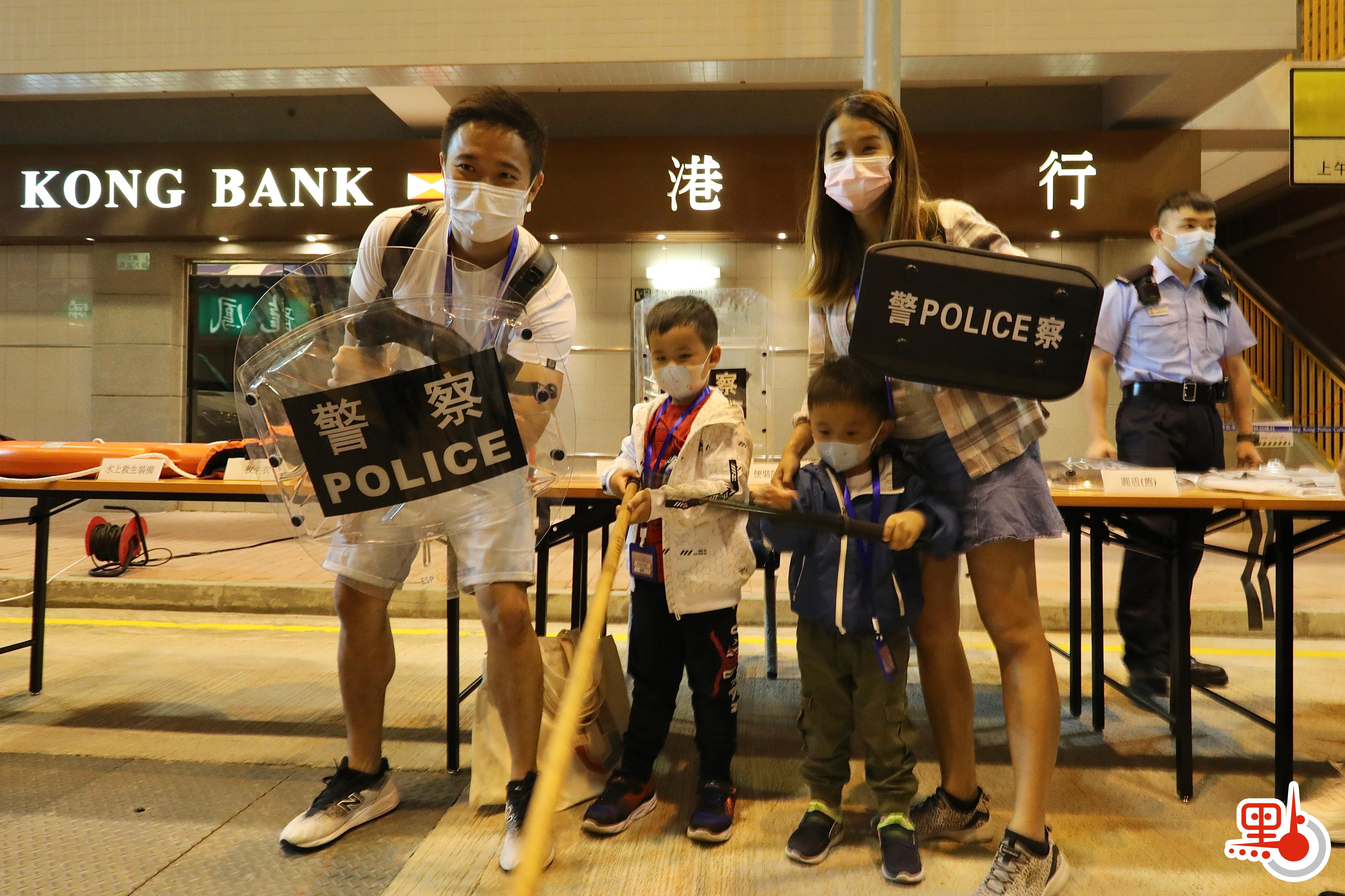 今日（15日）是「全民國家安全教育日」，香港警察學院舉行開放日活動。在進行過一系列精彩表演後，市民前往學院內的展覽區，觀看爆炸品處理課裝備、水警小艇隊裝備、裝甲車等，體驗虛擬實境。此外，警犬還帶來精彩的表演，各種神奇的裝備和精彩的表演，令市民直呼「大開眼界」。（點新聞記者李斯哲攝）