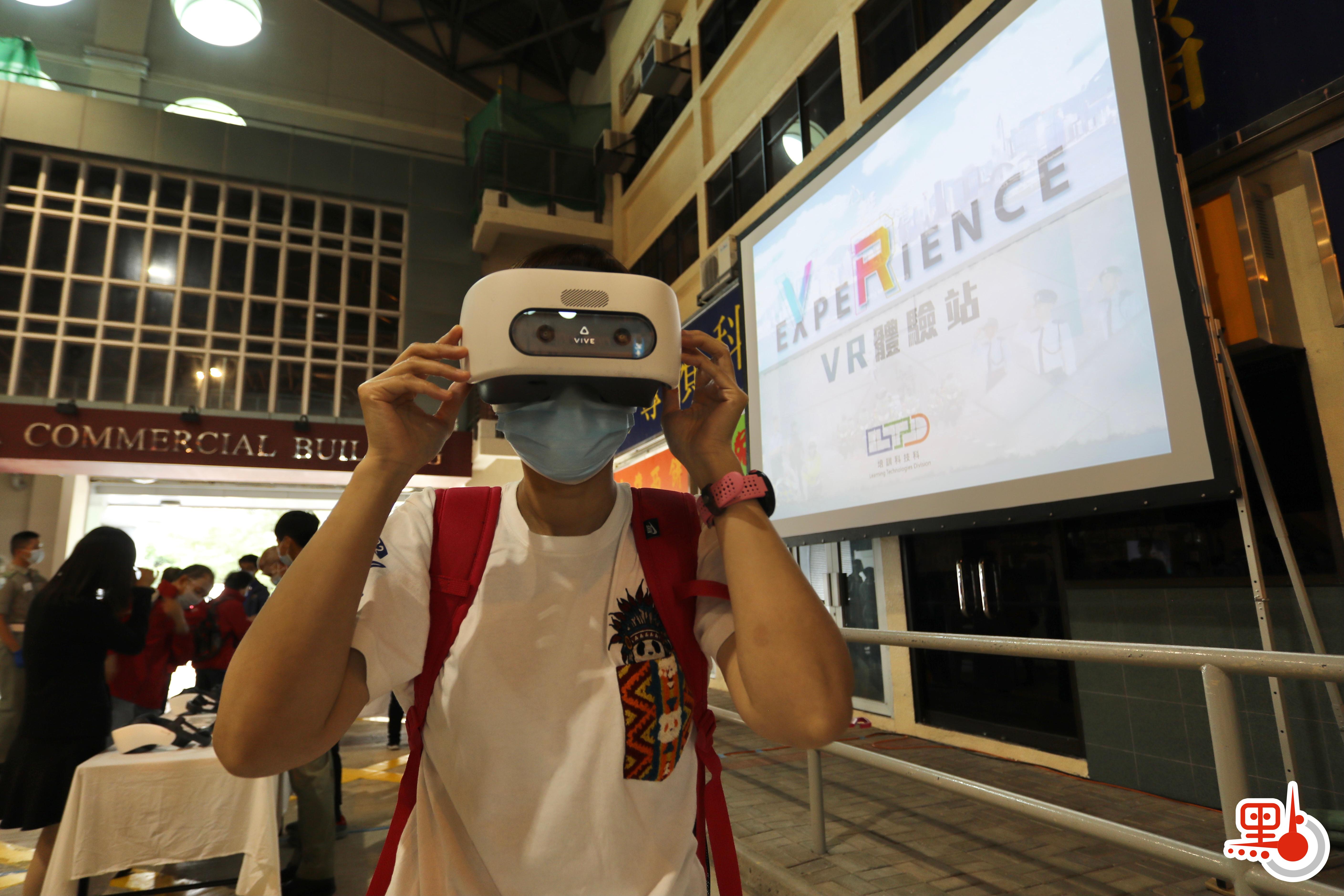 今日（15日）是「全民國家安全教育日」，香港警察學院舉行開放日活動。在進行過一系列精彩表演後，市民前往學院內的展覽區，觀看爆炸品處理課裝備、水警小艇隊裝備、裝甲車等，體驗虛擬實境。此外，警犬還帶來精彩的表演，各種神奇的裝備和精彩的表演，令市民直呼「大開眼界」。（點新聞記者李斯哲攝）