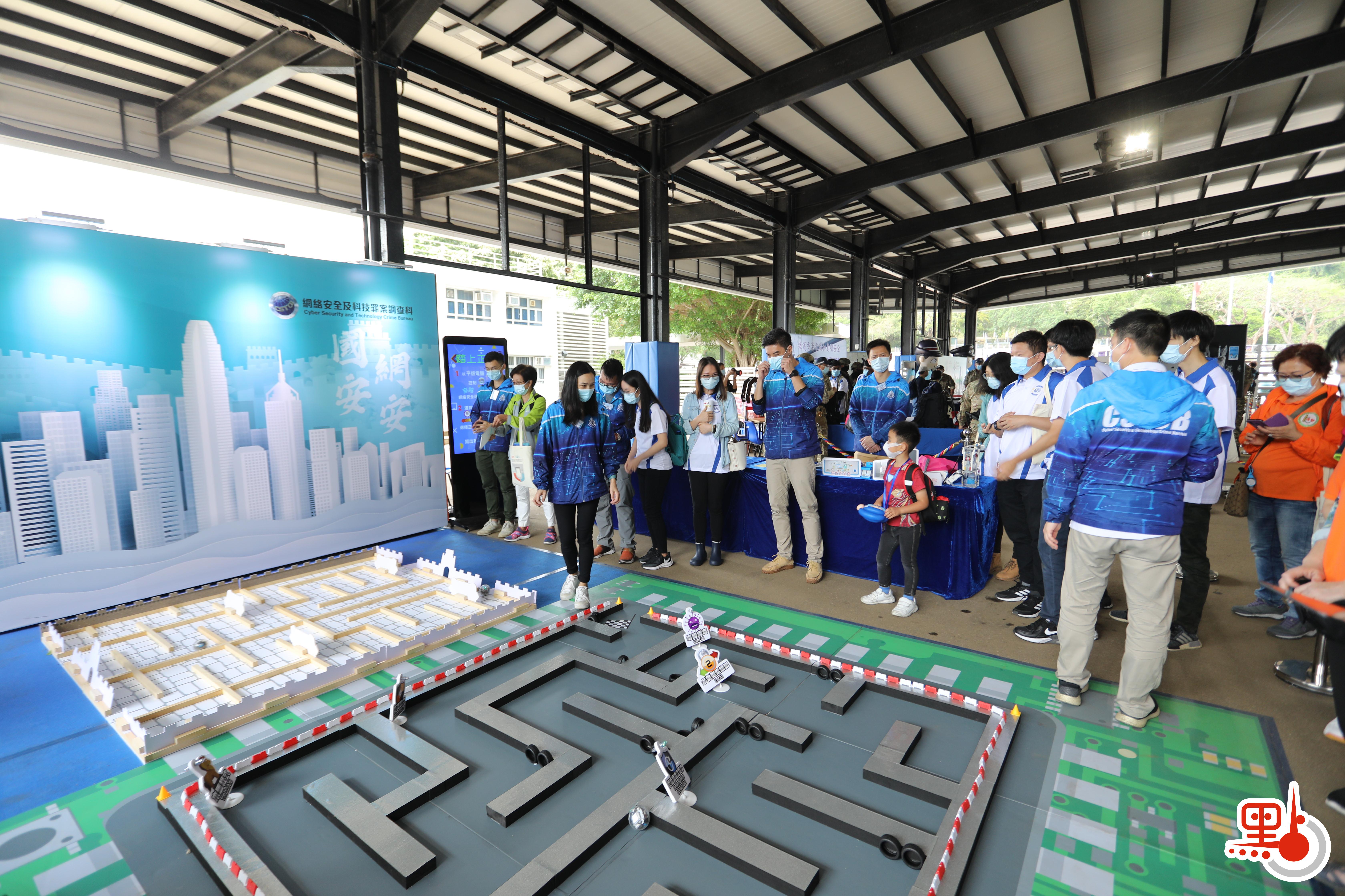 今日（15日）是「全民國家安全教育日」，香港警察學院舉行開放日活動。在進行過一系列精彩表演後，市民前往學院內的展覽區，觀看爆炸品處理課裝備、水警小艇隊裝備、裝甲車等，體驗虛擬實境。此外，警犬還帶來精彩的表演，各種神奇的裝備和精彩的表演，令市民直呼「大開眼界」。（點新聞記者李斯哲攝）