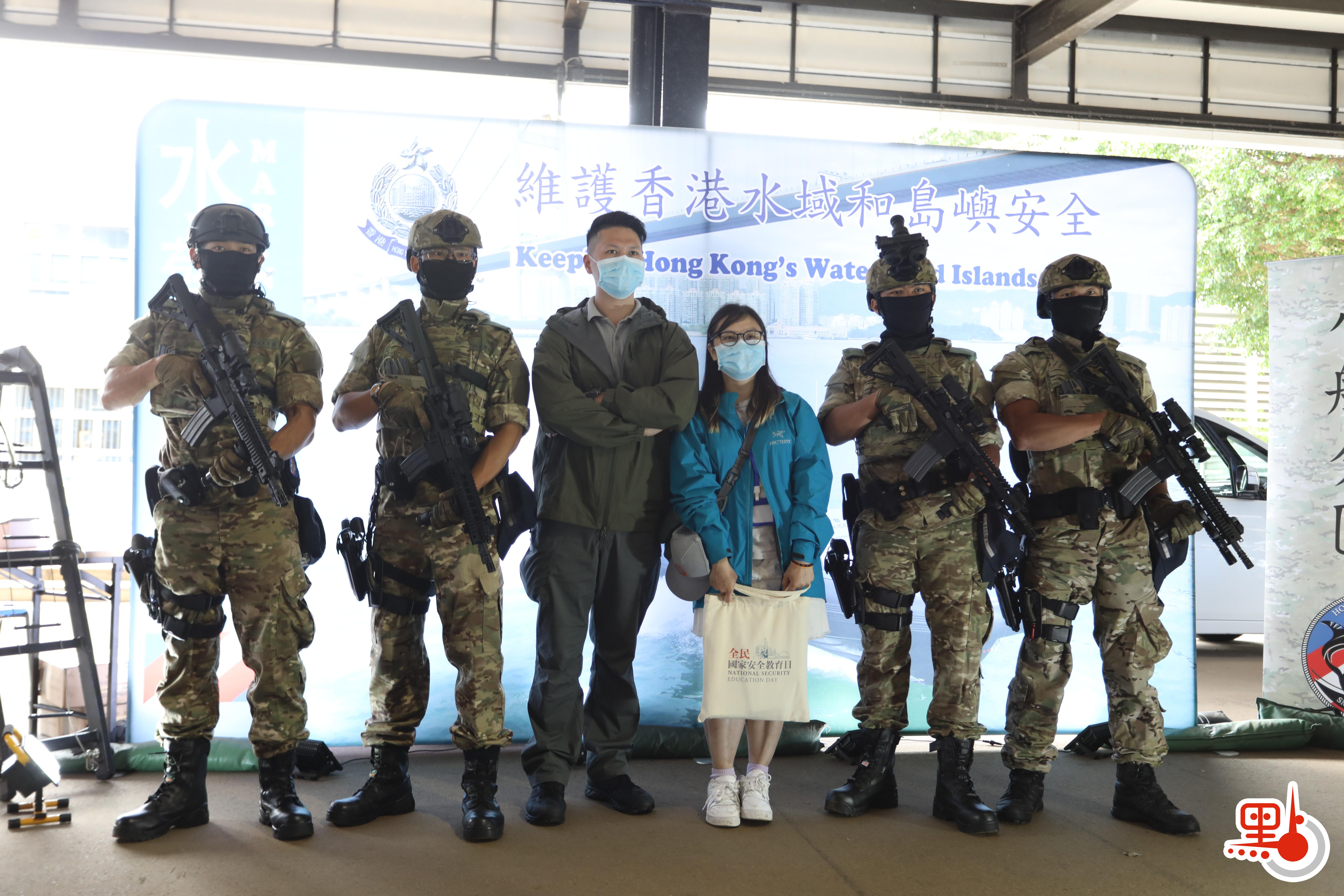 今日（15日）是「全民國家安全教育日」，香港警察學院舉行開放日活動。在進行過一系列精彩表演後，市民前往學院內的展覽區，觀看爆炸品處理課裝備、水警小艇隊裝備、裝甲車等，體驗虛擬實境。此外，警犬還帶來精彩的表演，各種神奇的裝備和精彩的表演，令市民直呼「大開眼界」。（點新聞記者李斯哲攝）