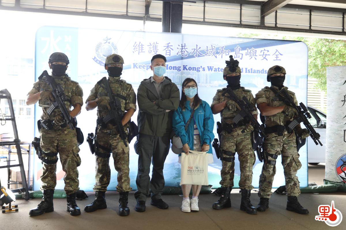 今日（15日）是「全民國家安全教育日」，香港警察學院舉行開放日活動。在進行過一系列精彩表演後，市民前往學院內的展覽區，觀看爆炸品處理課裝備、水警小艇隊裝備、裝甲車等，體驗虛擬實境。此外，警犬還帶來精彩的表演，各種神奇的裝備和精彩的表演，令市民直呼「大開眼界」。（點新聞記者李斯哲攝）