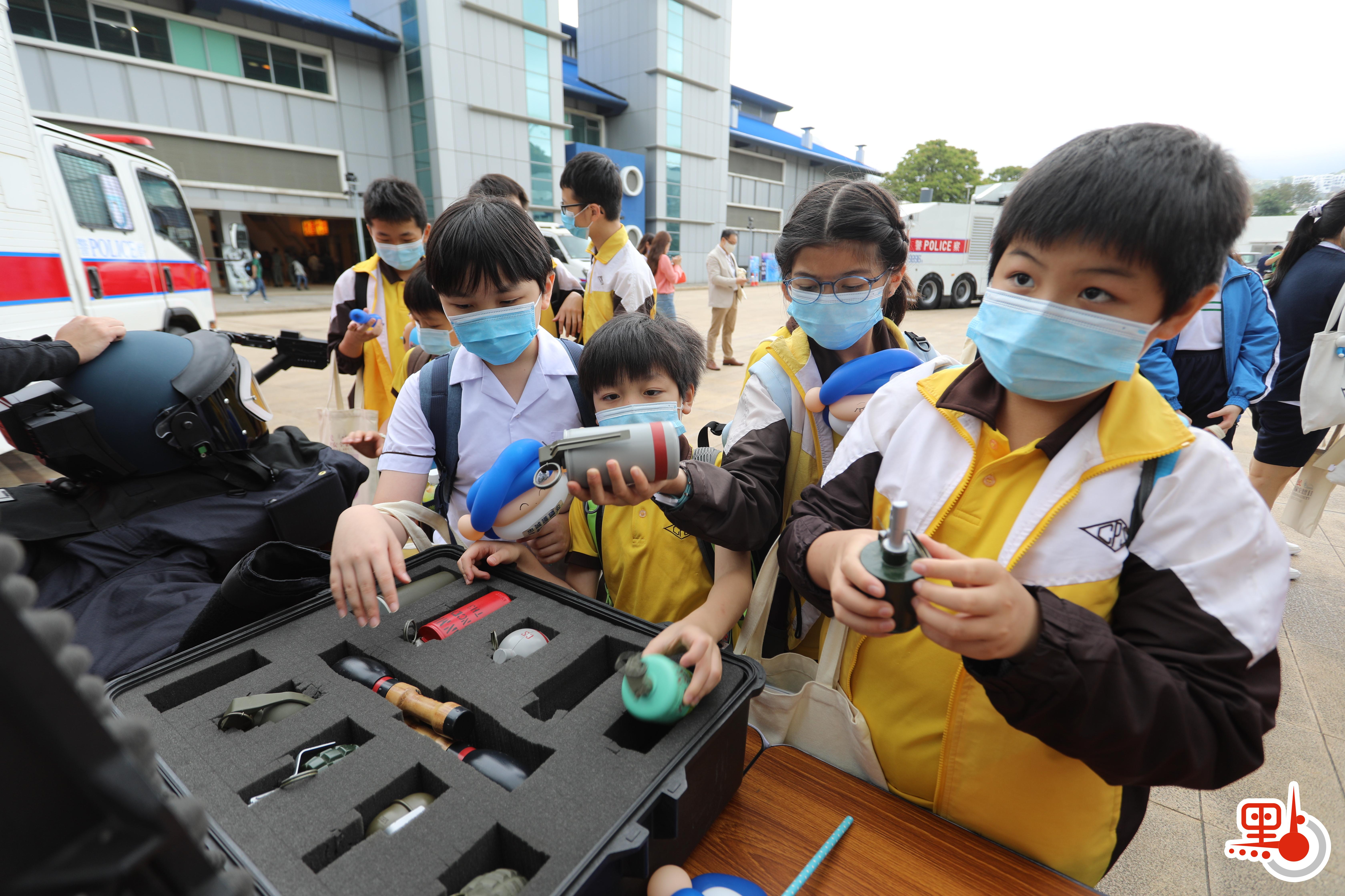 今日（15日）是「全民國家安全教育日」，香港警察學院舉行開放日活動。在進行過一系列精彩表演後，市民前往學院內的展覽區，觀看爆炸品處理課裝備、水警小艇隊裝備、裝甲車等，體驗虛擬實境。此外，警犬還帶來精彩的表演，各種神奇的裝備和精彩的表演，令市民直呼「大開眼界」。（點新聞記者李斯哲攝）