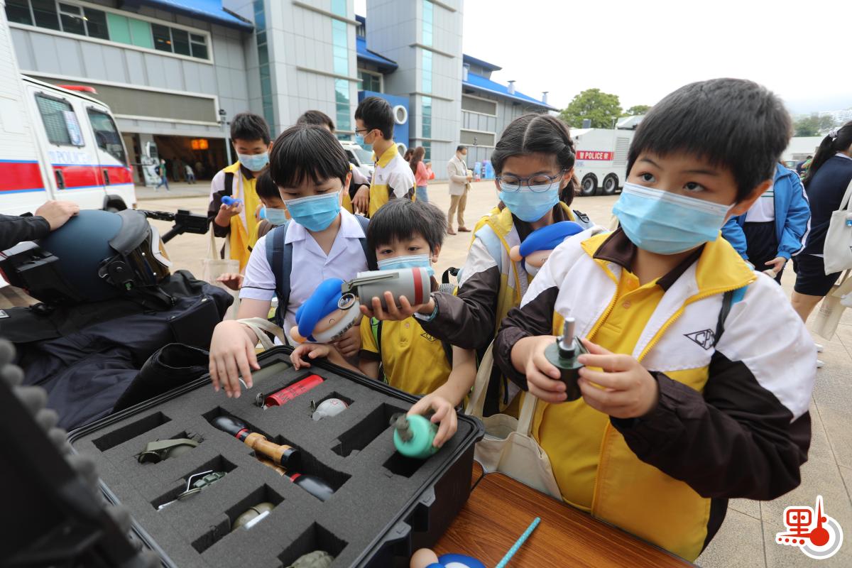 今日（15日）是「全民國家安全教育日」，香港警察學院舉行開放日活動。在進行過一系列精彩表演後，市民前往學院內的展覽區，觀看爆炸品處理課裝備、水警小艇隊裝備、裝甲車等，體驗虛擬實境。此外，警犬還帶來精彩的表演，各種神奇的裝備和精彩的表演，令市民直呼「大開眼界」。（點新聞記者李斯哲攝）
