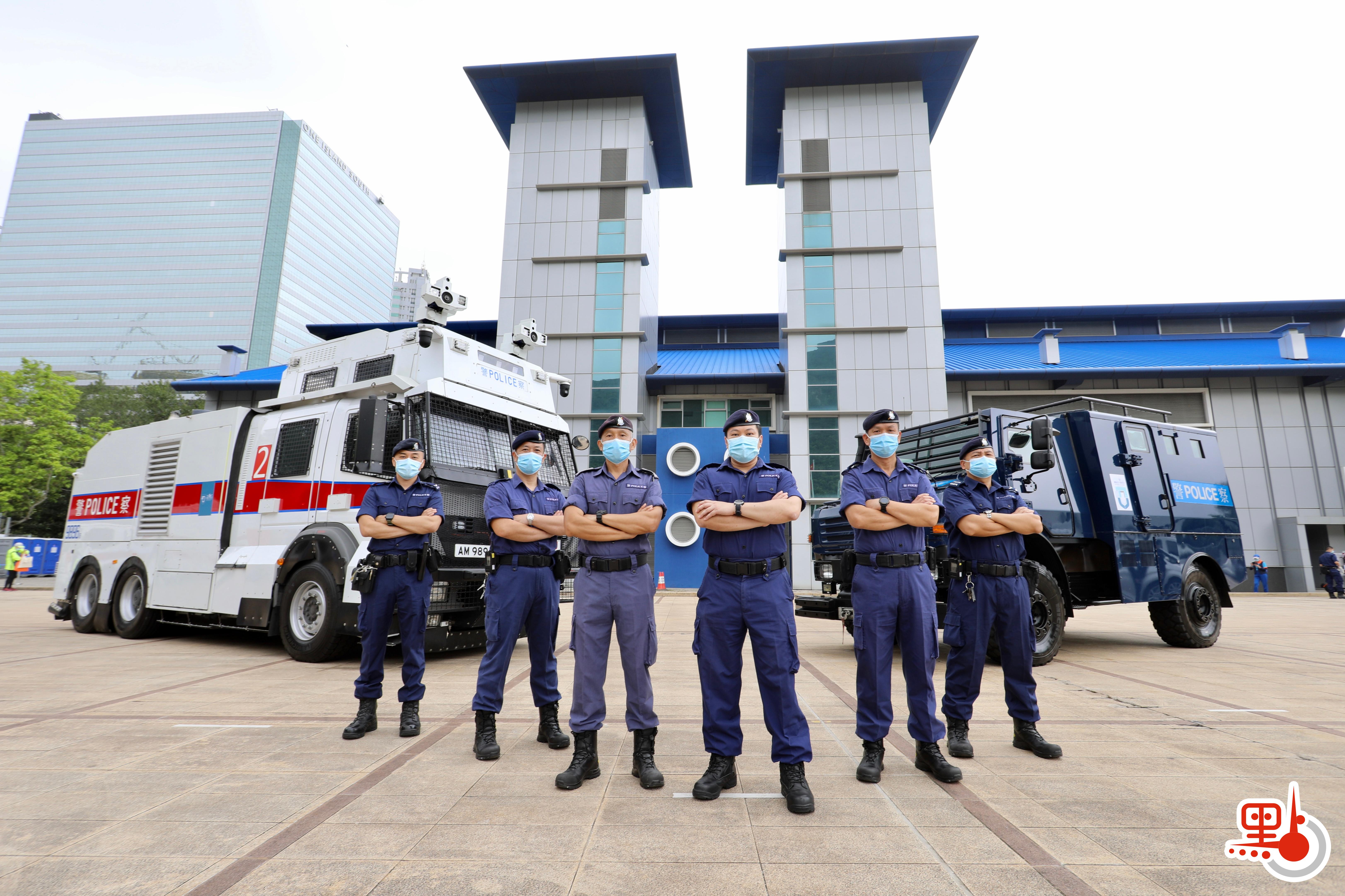 今日（15日）是「全民國家安全教育日」，香港警察學院舉行開放日活動。在進行過一系列精彩表演後，市民前往學院內的展覽區，觀看爆炸品處理課裝備、水警小艇隊裝備、裝甲車等，體驗虛擬實境。此外，警犬還帶來精彩的表演，各種神奇的裝備和精彩的表演，令市民直呼「大開眼界」。（點新聞記者李斯哲攝）