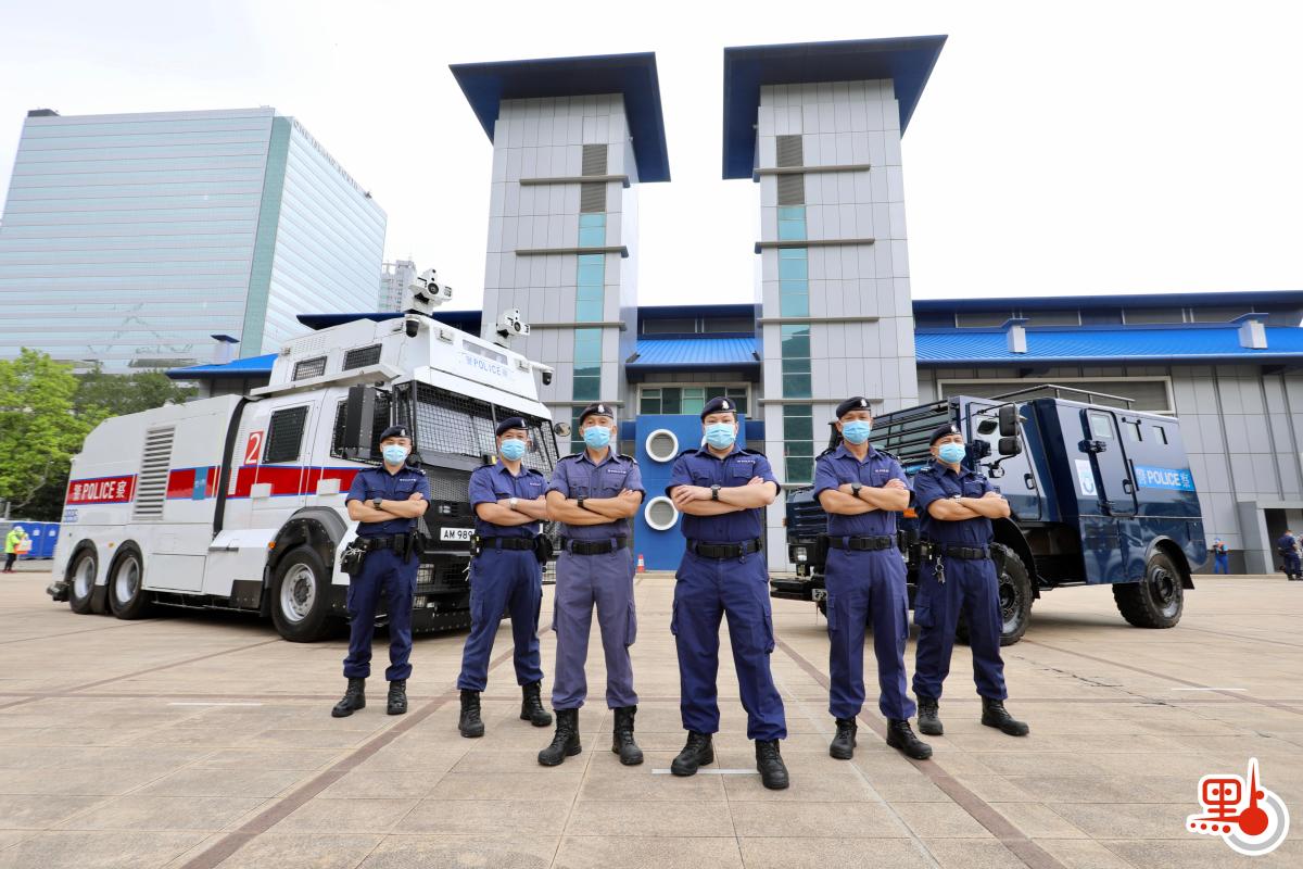 今日（15日）是「全民國家安全教育日」，香港警察學院舉行開放日活動。在進行過一系列精彩表演後，市民前往學院內的展覽區，觀看爆炸品處理課裝備、水警小艇隊裝備、裝甲車等，體驗虛擬實境。此外，警犬還帶來精彩的表演，各種神奇的裝備和精彩的表演，令市民直呼「大開眼界」。（點新聞記者李斯哲攝）