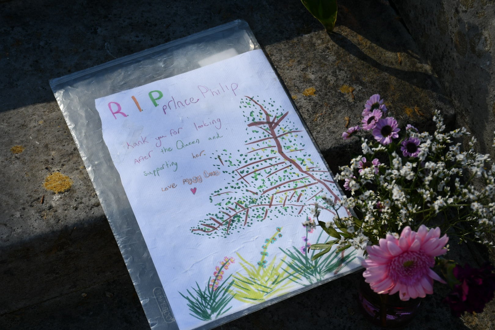 Marlborough House的花園內，民眾留下了花束及卡片，以悼念親王。（英王室FB圖片）
