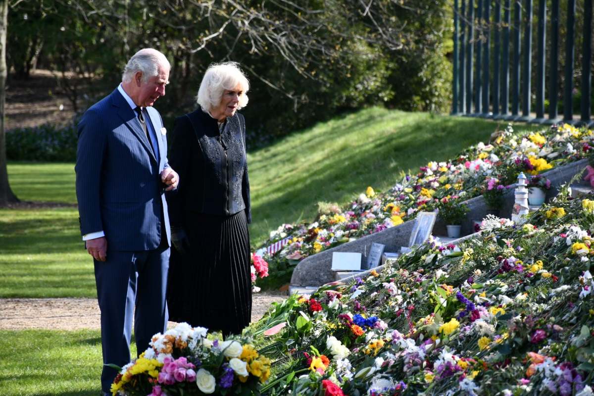 現身Marlborough House的花園查看民眾留下的悼念花束及紀念卡片。（英王室FB圖片）