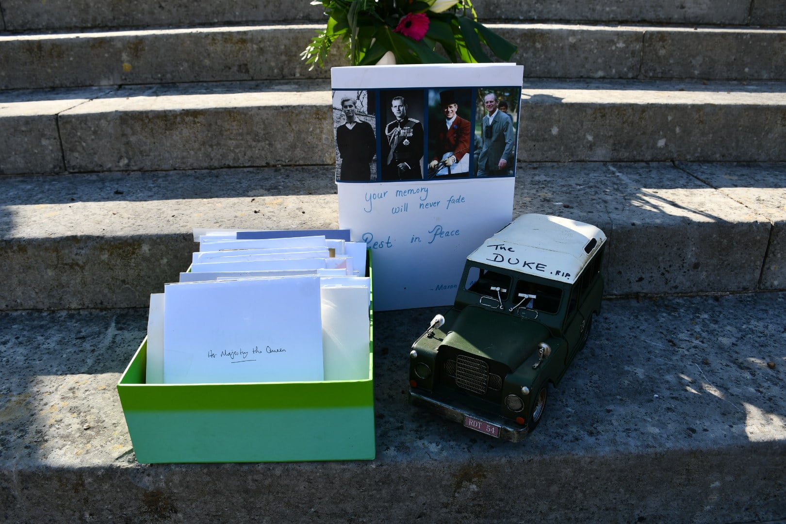 Marlborough House的花園內，民眾留下了花束及卡片，以悼念親王。（英王室FB圖片）