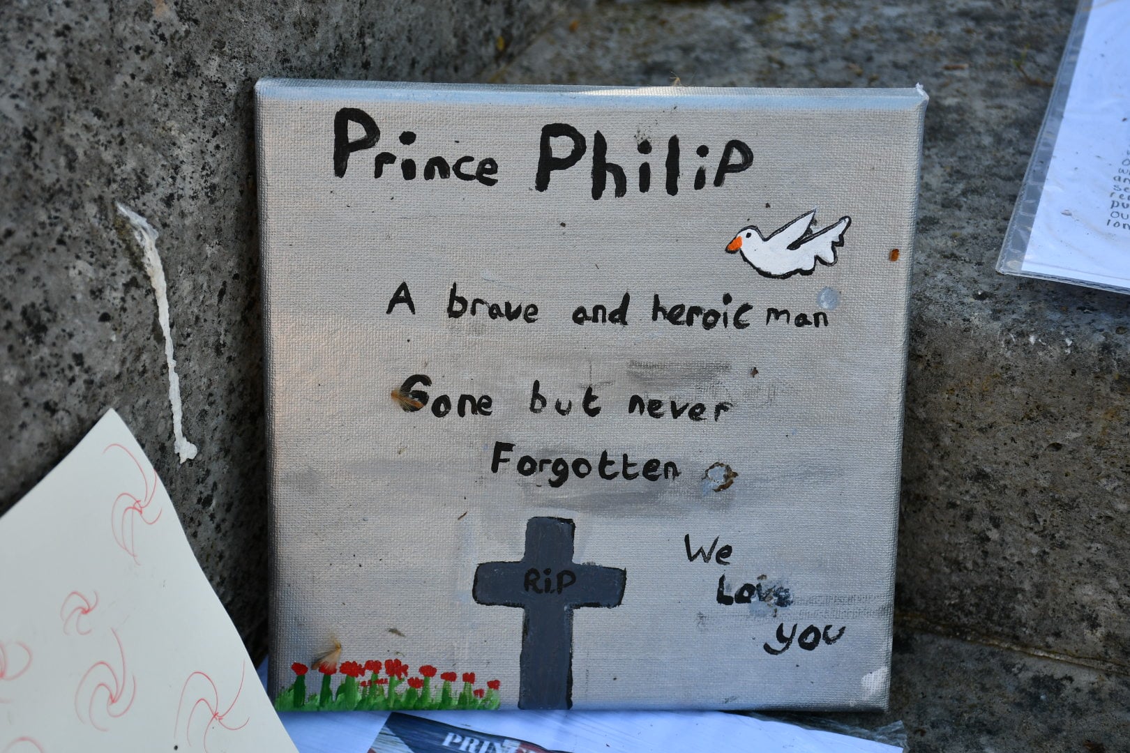 Marlborough House的花園內，民眾留下卡片，以悼念親王。（英王室FB圖片）