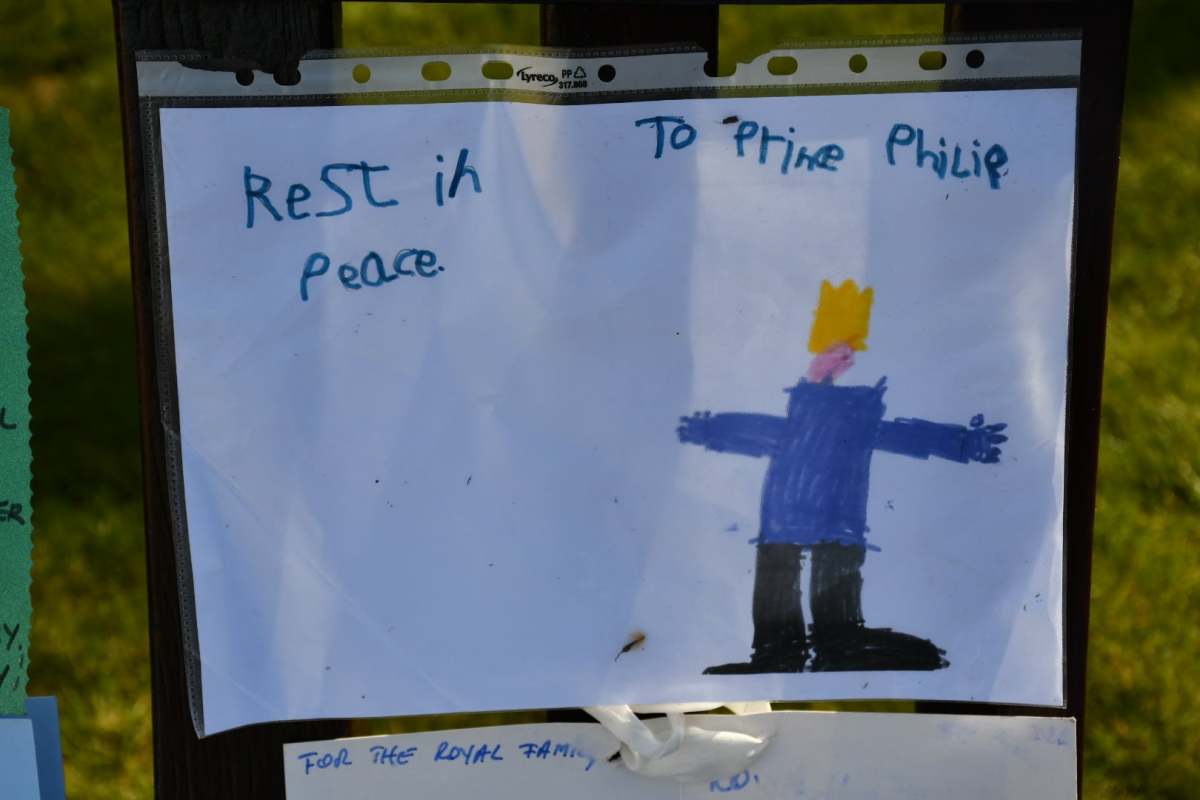 Marlborough House的花園內，民眾留下卡片，以悼念親王。（英王室FB圖片）