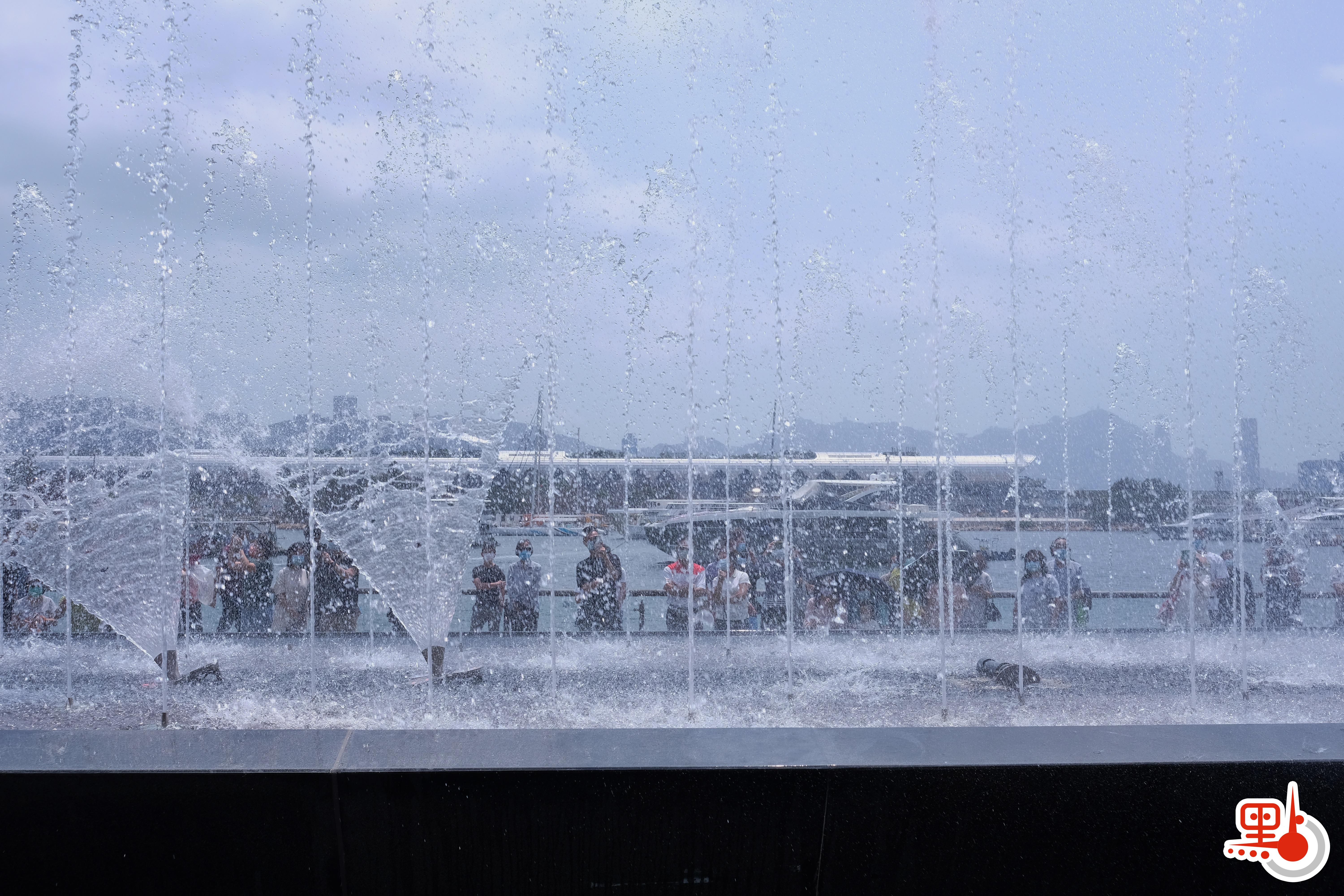 觀塘海濱音樂噴泉今日（22日）啟用。音樂噴泉項目佔地約3740平方米，包括音樂噴泉、互動嬉水區及休憩草地。音樂噴泉以電腦程式控制，除靜態背景多樣噴水外，每日表演時段更會結合多首名曲進行表演，其中一首曲目特別由香港管弦樂團演奏，晚間表演更會揉合幻變燈光。項目共有三個互動嬉水區，各嬉水區內設有感應裝置，當感應到遊人接近時，不同花式的噴咀會噴出形態各異的水柱，讓遊人互動玩樂。噴泉由民政事務總署、建築署及康文署共同合作建成，是第四屆觀塘區議會建議推行的社區重點項目計劃。設施將進一步使觀塘海濱花園成為消閒玩樂的好去處，為市民帶來更多歡樂。（點新聞記者麥鈞傑攝）