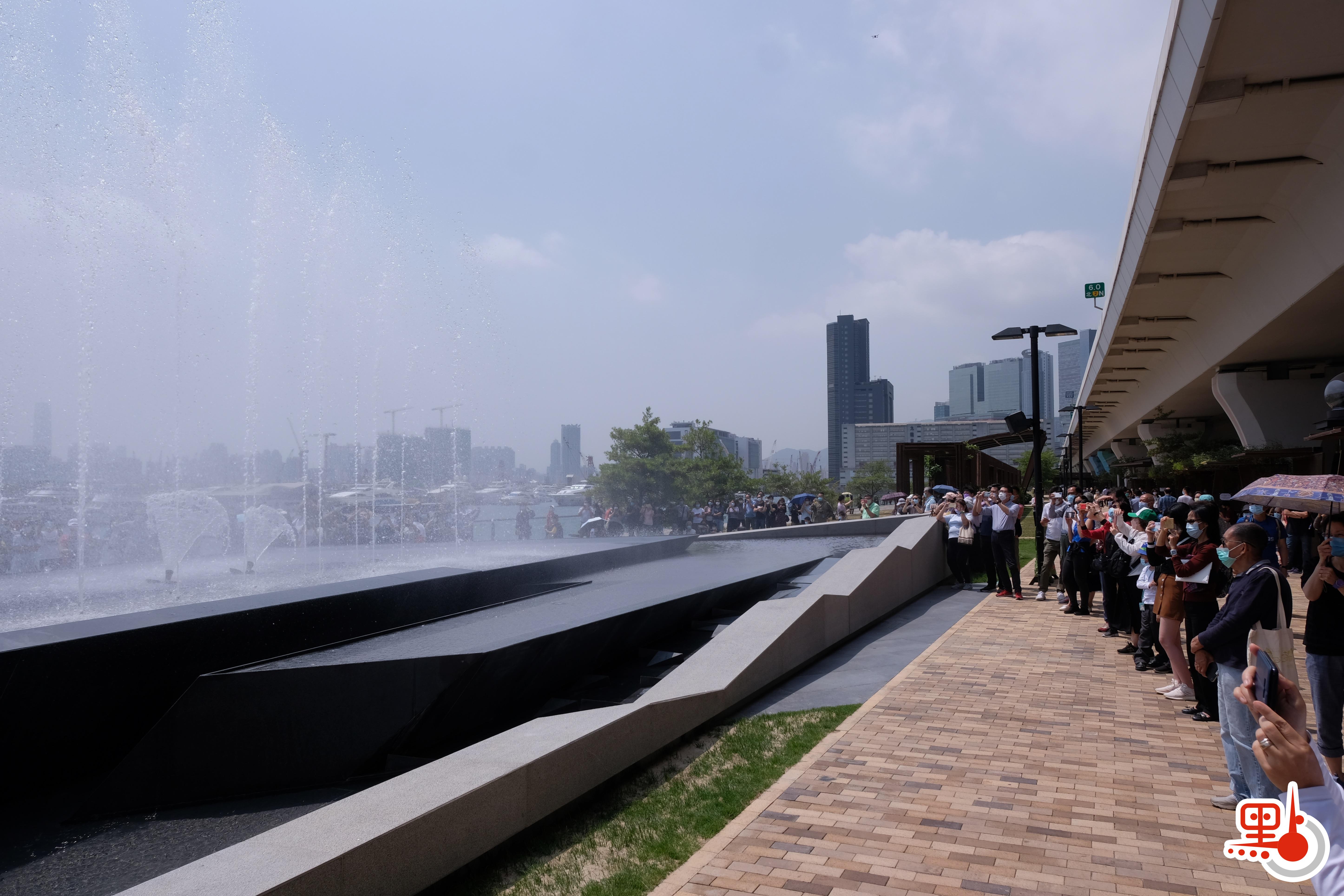 觀塘海濱音樂噴泉今日（22日）啟用。音樂噴泉項目佔地約3740平方米，包括音樂噴泉、互動嬉水區及休憩草地。音樂噴泉以電腦程式控制，除靜態背景多樣噴水外，每日表演時段更會結合多首名曲進行表演，其中一首曲目特別由香港管弦樂團演奏，晚間表演更會揉合幻變燈光。項目共有三個互動嬉水區，各嬉水區內設有感應裝置，當感應到遊人接近時，不同花式的噴咀會噴出形態各異的水柱，讓遊人互動玩樂。噴泉由民政事務總署、建築署及康文署共同合作建成，是第四屆觀塘區議會建議推行的社區重點項目計劃。設施將進一步使觀塘海濱花園成為消閒玩樂的好去處，為市民帶來更多歡樂。（點新聞記者麥鈞傑攝）