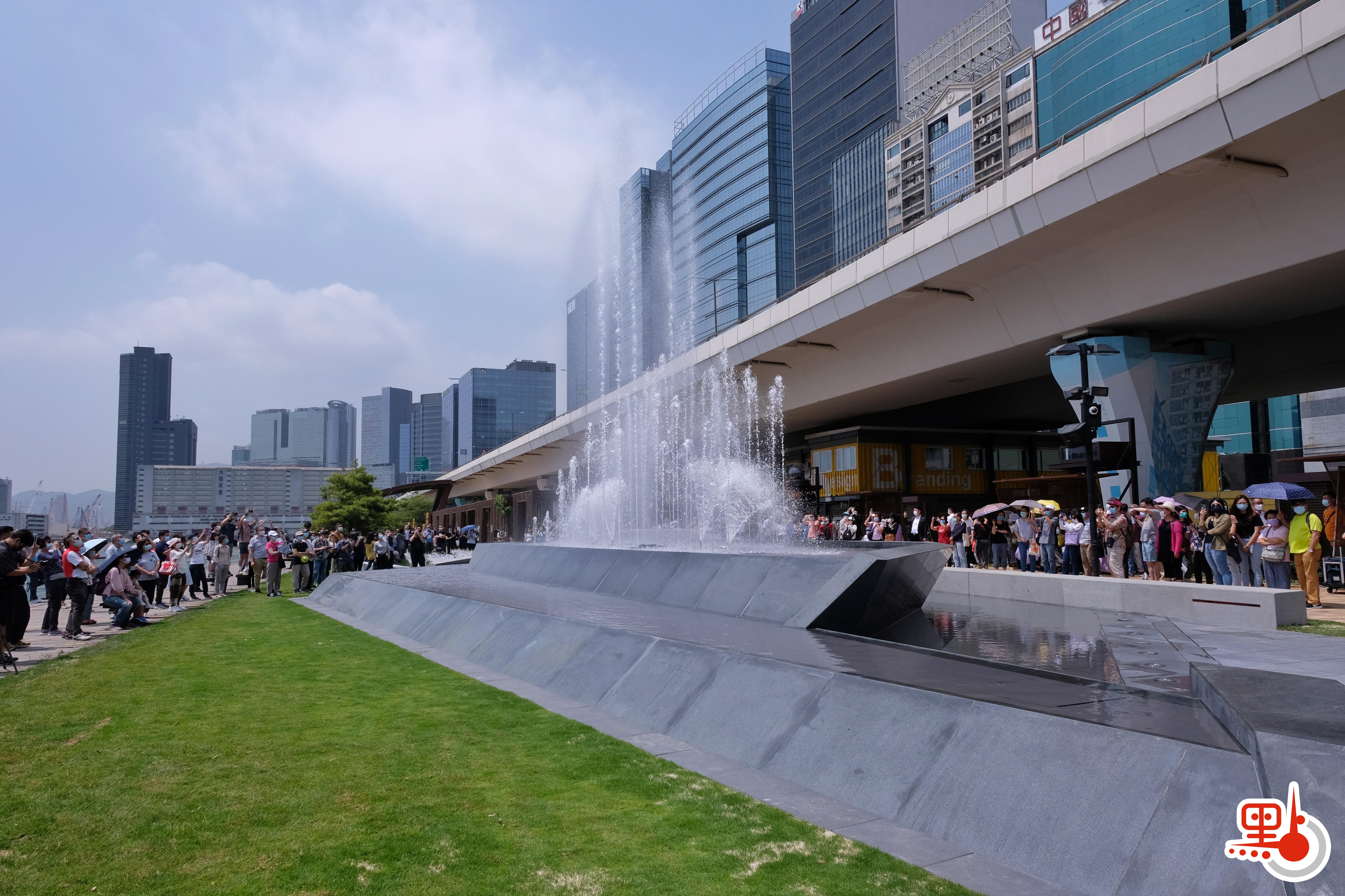 觀塘海濱音樂噴泉今日（22日）啟用。音樂噴泉項目佔地約3740平方米，包括音樂噴泉、互動嬉水區及休憩草地。音樂噴泉以電腦程式控制，除靜態背景多樣噴水外，每日表演時段更會結合多首名曲進行表演，其中一首曲目特別由香港管弦樂團演奏，晚間表演更會揉合幻變燈光。項目共有三個互動嬉水區，各嬉水區內設有感應裝置，當感應到遊人接近時，不同花式的噴咀會噴出形態各異的水柱，讓遊人互動玩樂。噴泉由民政事務總署、建築署及康文署共同合作建成，是第四屆觀塘區議會建議推行的社區重點項目計劃。設施將進一步使觀塘海濱花園成為消閒玩樂的好去處，為市民帶來更多歡樂。（點新聞記者麥鈞傑攝）