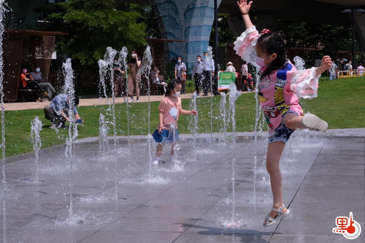 觀塘海濱音樂噴泉今日（22日）啟用。音樂噴泉項目佔地約3740平方米，包括音樂噴泉、互動嬉水區及休憩草地。音樂噴泉以電腦程式控制，除靜態背景多樣噴水外，每日表演時段更會結合多首名曲進行表演，其中一首曲目特別由香港管弦樂團演奏，晚間表演更會揉合幻變燈光。項目共有三個互動嬉水區，各嬉水區內設有感應裝置，當感應到遊人接近時，不同花式的噴咀會噴出形態各異的水柱，讓遊人互動玩樂。噴泉由民政事務總署、建築署及康文署共同合作建成，是第四屆觀塘區議會建議推行的社區重點項目計劃。設施將進一步使觀塘海濱花園成為消閒玩樂的好去處，為市民帶來更多歡樂。（點新聞記者麥鈞傑攝）