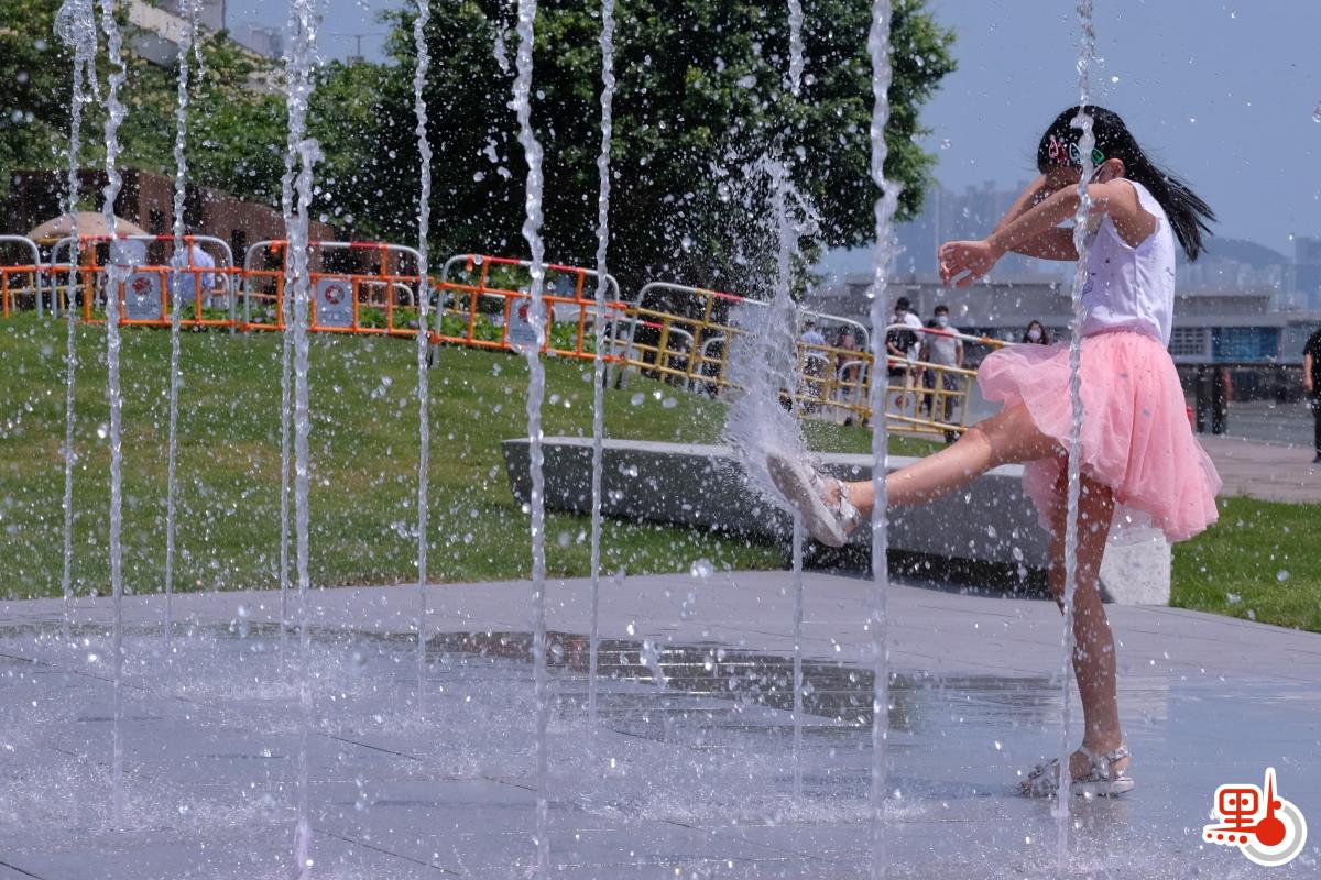 觀塘海濱音樂噴泉今日（22日）啟用。音樂噴泉項目佔地約3740平方米，包括音樂噴泉、互動嬉水區及休憩草地。音樂噴泉以電腦程式控制，除靜態背景多樣噴水外，每日表演時段更會結合多首名曲進行表演，其中一首曲目特別由香港管弦樂團演奏，晚間表演更會揉合幻變燈光。項目共有三個互動嬉水區，各嬉水區內設有感應裝置，當感應到遊人接近時，不同花式的噴咀會噴出形態各異的水柱，讓遊人互動玩樂。噴泉由民政事務總署、建築署及康文署共同合作建成，是第四屆觀塘區議會建議推行的社區重點項目計劃。設施將進一步使觀塘海濱花園成為消閒玩樂的好去處，為市民帶來更多歡樂。（點新聞記者麥鈞傑攝）