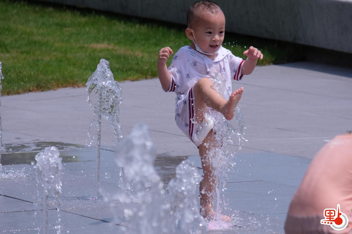 觀塘海濱音樂噴泉今日（22日）啟用。音樂噴泉項目佔地約3740平方米，包括音樂噴泉、互動嬉水區及休憩草地。音樂噴泉以電腦程式控制，除靜態背景多樣噴水外，每日表演時段更會結合多首名曲進行表演，其中一首曲目特別由香港管弦樂團演奏，晚間表演更會揉合幻變燈光。項目共有三個互動嬉水區，各嬉水區內設有感應裝置，當感應到遊人接近時，不同花式的噴咀會噴出形態各異的水柱，讓遊人互動玩樂。噴泉由民政事務總署、建築署及康文署共同合作建成，是第四屆觀塘區議會建議推行的社區重點項目計劃。設施將進一步使觀塘海濱花園成為消閒玩樂的好去處，為市民帶來更多歡樂。（點新聞記者麥鈞傑攝）