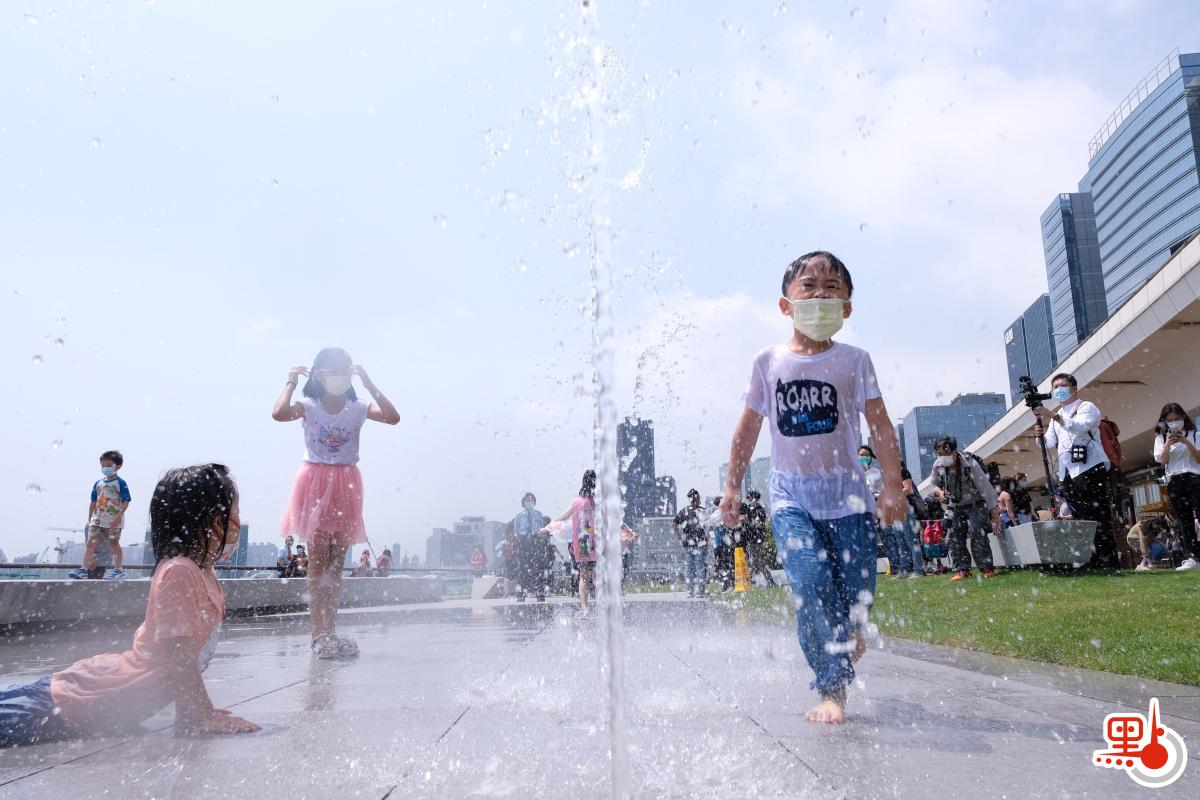 觀塘海濱音樂噴泉今日（22日）啟用。音樂噴泉項目佔地約3740平方米，包括音樂噴泉、互動嬉水區及休憩草地。音樂噴泉以電腦程式控制，除靜態背景多樣噴水外，每日表演時段更會結合多首名曲進行表演，其中一首曲目特別由香港管弦樂團演奏，晚間表演更會揉合幻變燈光。項目共有三個互動嬉水區，各嬉水區內設有感應裝置，當感應到遊人接近時，不同花式的噴咀會噴出形態各異的水柱，讓遊人互動玩樂。噴泉由民政事務總署、建築署及康文署共同合作建成，是第四屆觀塘區議會建議推行的社區重點項目計劃。設施將進一步使觀塘海濱花園成為消閒玩樂的好去處，為市民帶來更多歡樂。（點新聞記者麥鈞傑攝）