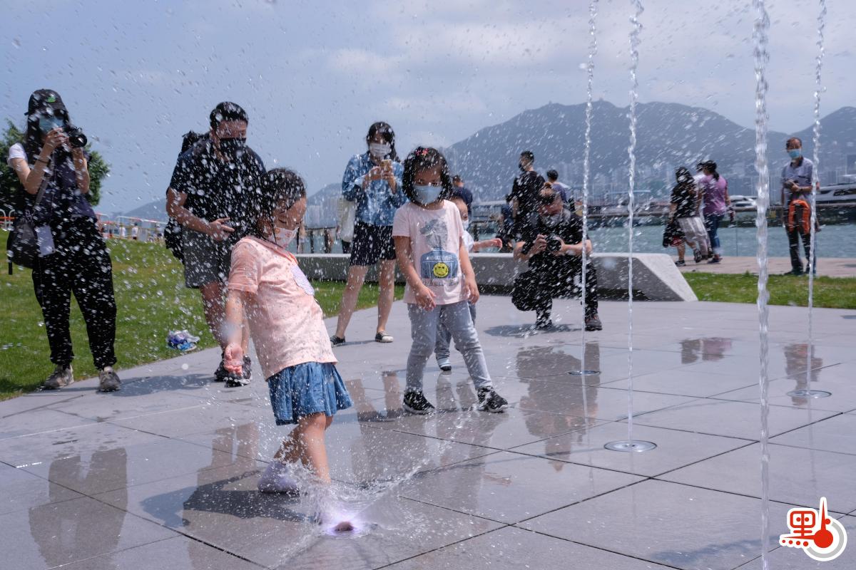 觀塘海濱音樂噴泉今日（22日）啟用。音樂噴泉項目佔地約3740平方米，包括音樂噴泉、互動嬉水區及休憩草地。音樂噴泉以電腦程式控制，除靜態背景多樣噴水外，每日表演時段更會結合多首名曲進行表演，其中一首曲目特別由香港管弦樂團演奏，晚間表演更會揉合幻變燈光。項目共有三個互動嬉水區，各嬉水區內設有感應裝置，當感應到遊人接近時，不同花式的噴咀會噴出形態各異的水柱，讓遊人互動玩樂。噴泉由民政事務總署、建築署及康文署共同合作建成，是第四屆觀塘區議會建議推行的社區重點項目計劃。設施將進一步使觀塘海濱花園成為消閒玩樂的好去處，為市民帶來更多歡樂。（點新聞記者麥鈞傑攝）