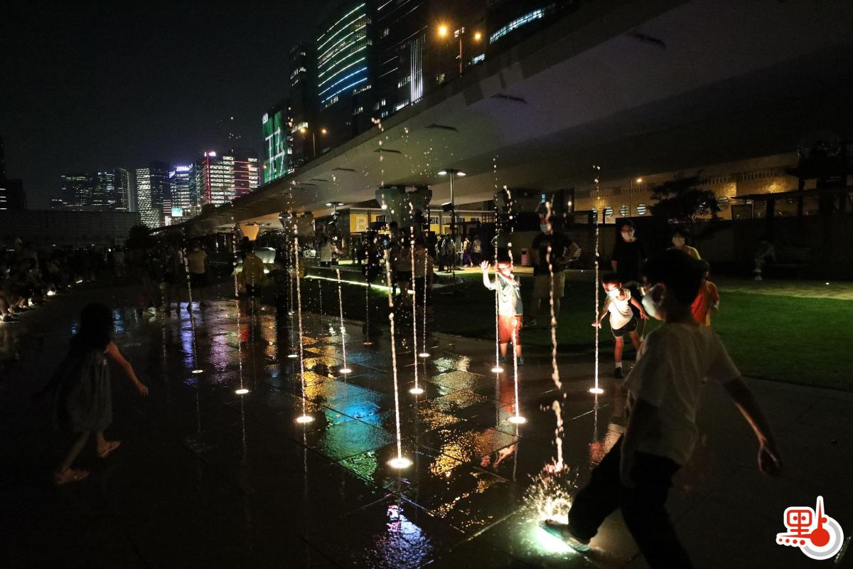 音樂噴泉及互動嬉水區的運作時間為每日上午8時30分至下午10時30分。音樂噴泉逢星期一至五有三節表演時段，分別為下午1時30分、下午7時30分及下午8時30分；星期六、日及公眾假期除上述三節表演時段外，亦會於上午10時30分及下午9時30分進行表演，合共五節表演時段。（點新聞記者萬靈霜攝）
