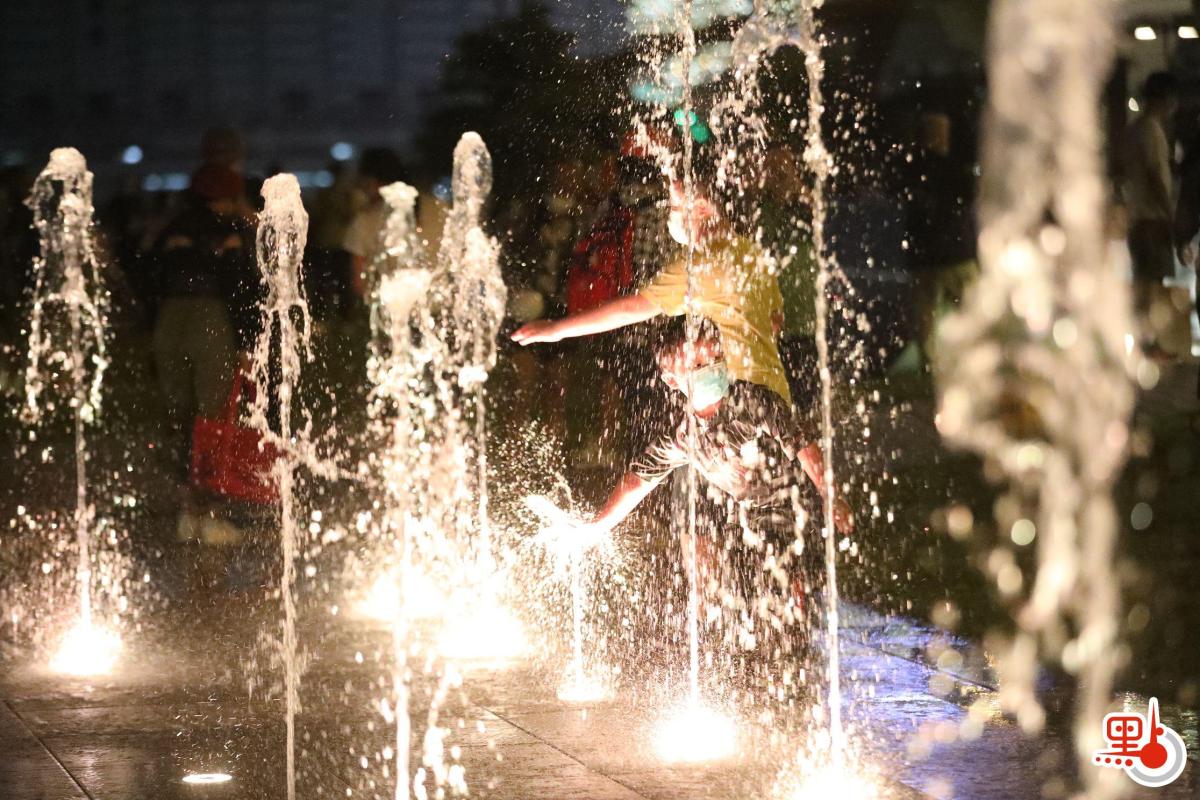 位於觀塘海濱花園、近巧明街入口的觀塘海濱音樂噴泉今日（22日）啟用。音樂噴泉以電腦程式控制，每逢表演時段，水柱會配合名曲旋律舞動，其中一首曲目特別由香港管弦樂團演奏，晚間表演更加插幻變燈光。（點新聞記者萬靈霜攝）