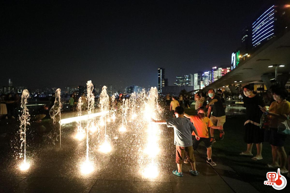 噴泉項目佔地約3740平方米，包括音樂噴泉、互動嬉水區和休憩草地。項目共有3個互動嬉水區。各嬉水區內設有感應裝置，當感應到遊人接近時，不同花式的噴咀會噴出形態各異的水柱。
（點新聞記者萬靈霜攝）