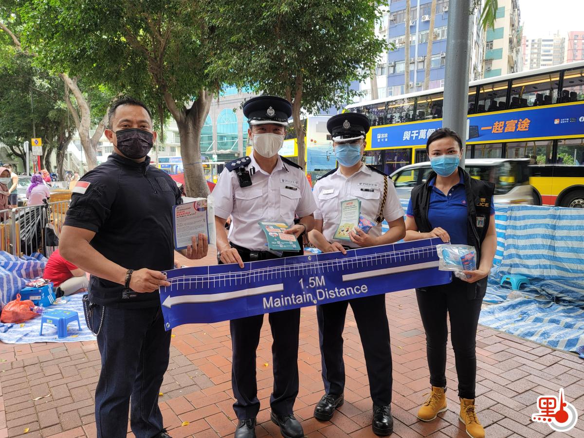 鑑於本港出現變種病毒，以及有外傭確診，灣仔警區指揮官連同印尼駐港領事今日(9日)上午11時到銅鑼灣向外傭派發防疫包。（點新聞記者 何燊亮攝）