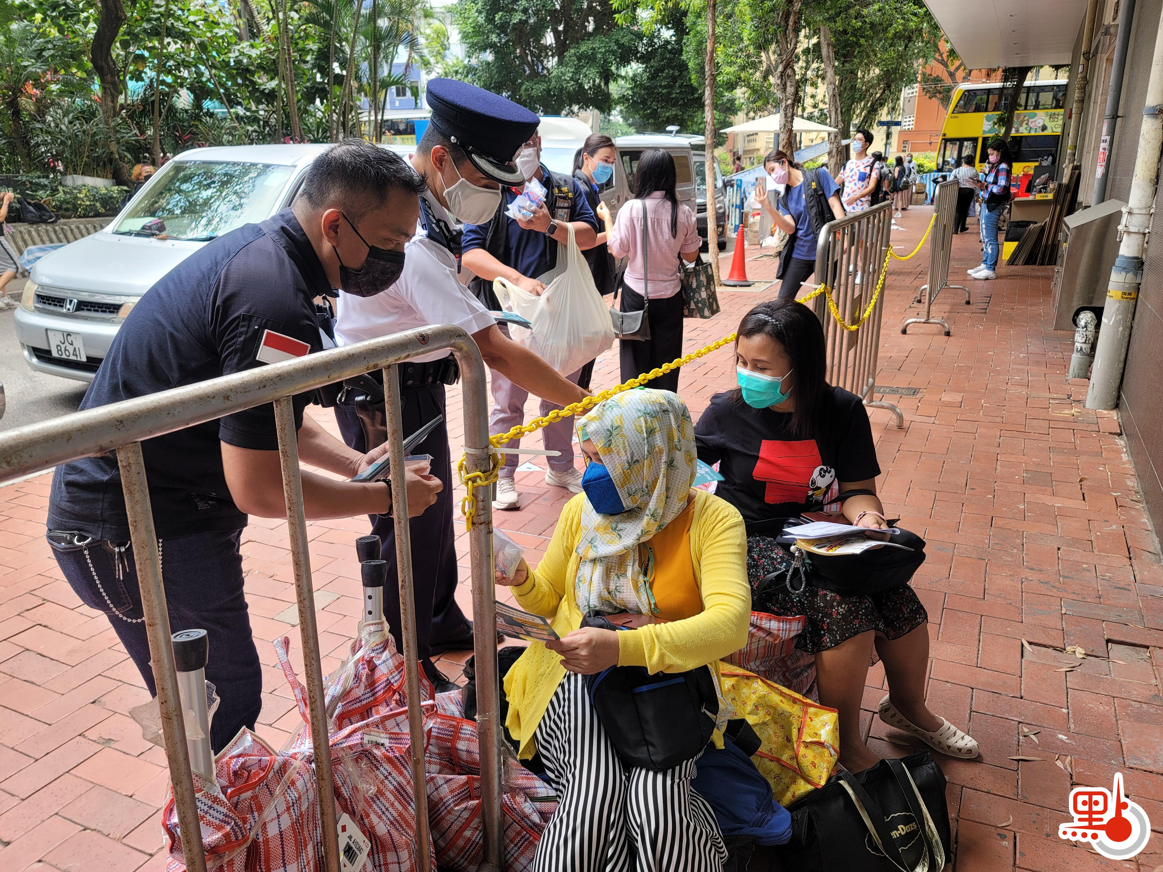 灣仔警區指揮官及印尼駐港領事館人員連同食環署、勞工處等部門，由敬誠街印尼領事館出發，到銅鑼灣鬧市向外傭派發防疫口罩、搓手液及防疫宣傳單張，呼籲外傭遵守限聚令，包括不要超過四人聚集、不要供用餐飲。（點新聞記者 何燊亮攝）