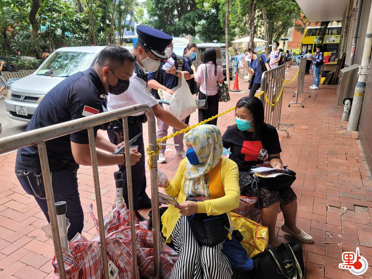 灣仔警區指揮官及印尼駐港領事館人員連同食環署、勞工處等部門，由敬誠街印尼領事館出發，到銅鑼灣鬧市向外傭派發防疫口罩、搓手液及防疫宣傳單張，呼籲外傭遵守限聚令，包括不要超過四人聚集、不要供用餐飲。（點新聞記者 何燊亮攝）