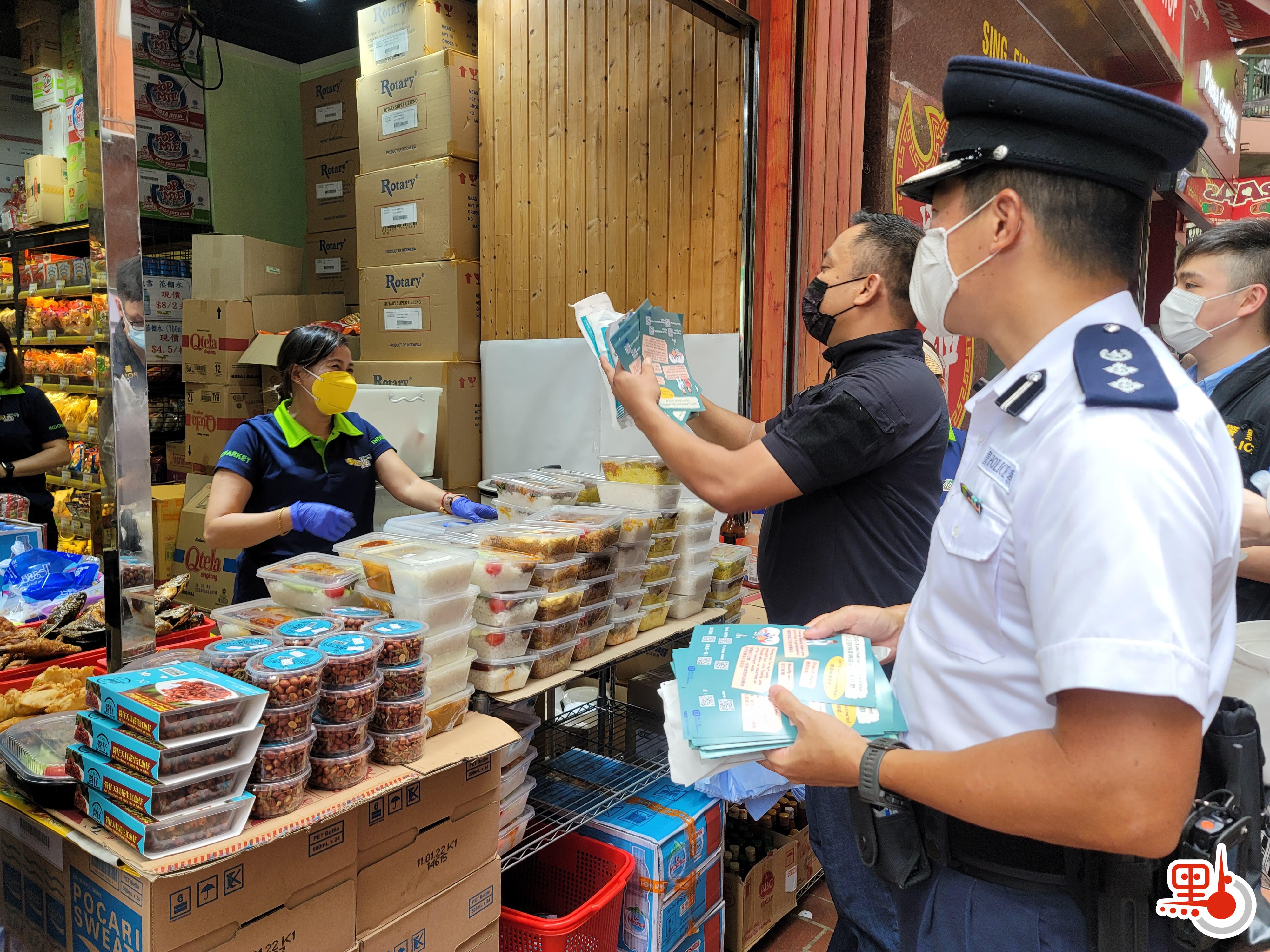 灣仔警區指揮官連同印尼駐港領事到銅鑼灣向外傭派發防疫包和宣傳單張。（點新聞記者 何燊亮攝）