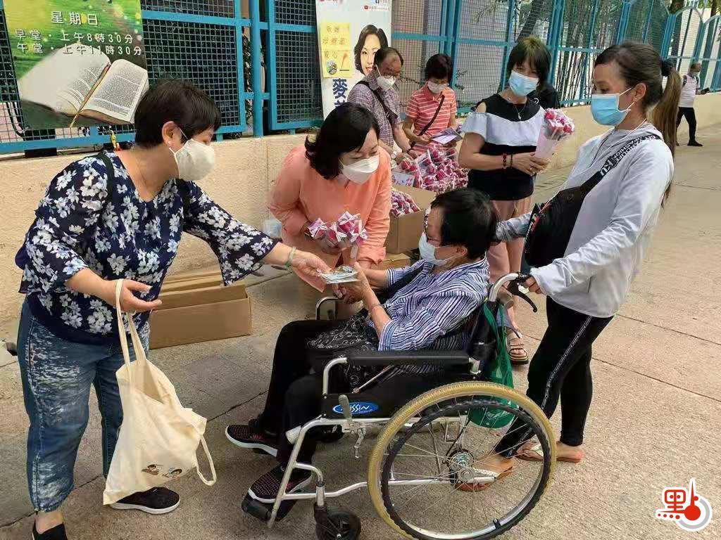 今日（9日）是母親節，工聯會婦委在土瓜灣街頭，為街坊市民送上番梘花支及小禮包，共慶母親節。（點新聞記者馮沛賢攝）