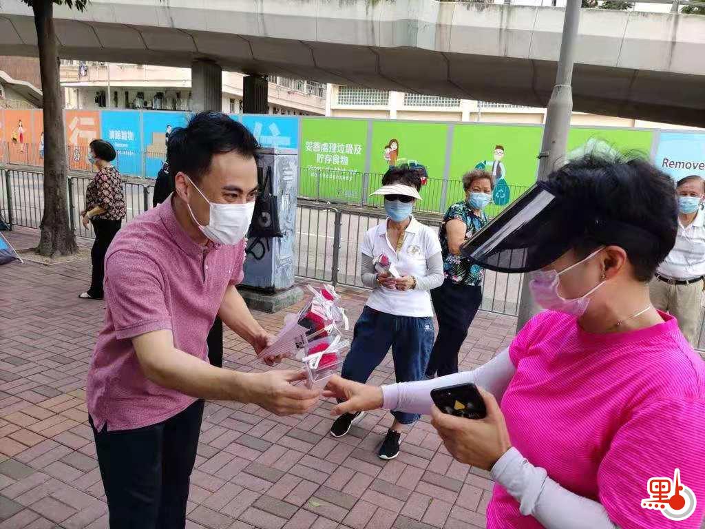 立法會議員郭偉強為街坊送花。（點新聞記者馮沛賢攝）