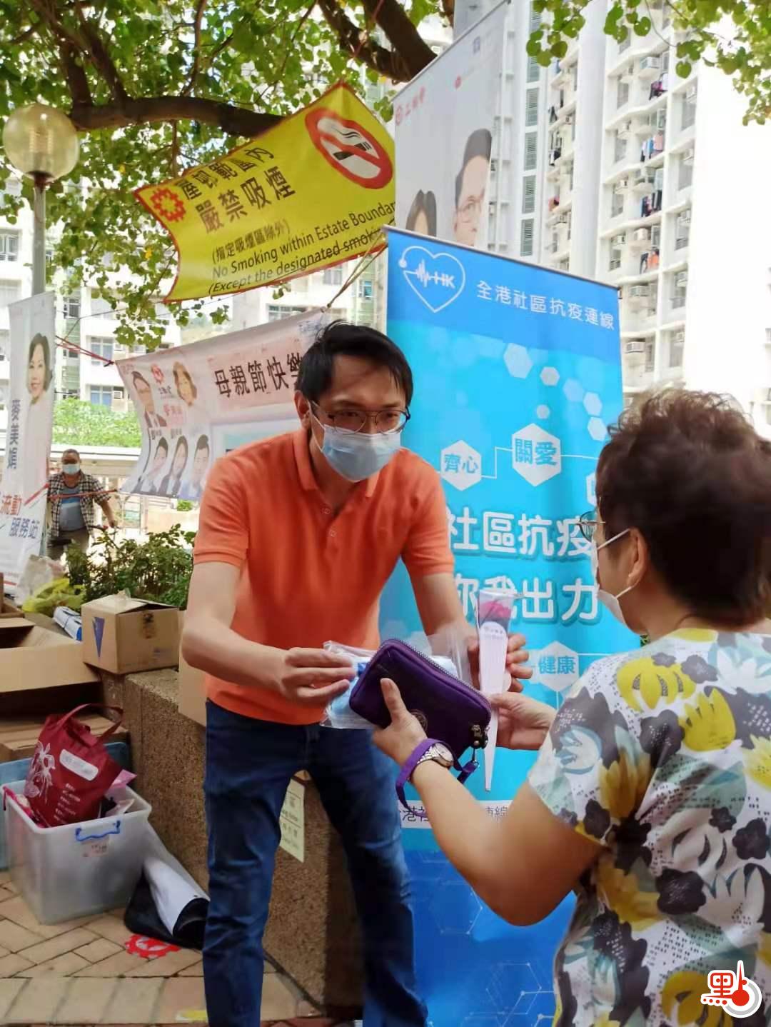 立法會議員陸頌雄為街坊送花。（點新聞記者馮沛賢攝）