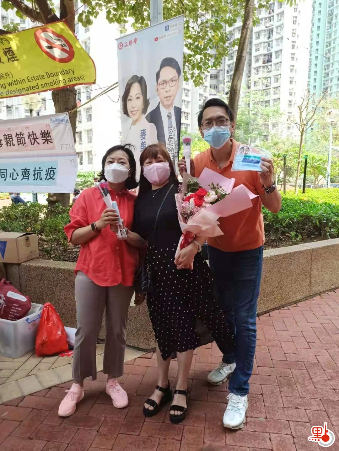 立法會議員麥美娟及陸頌雄與街坊合影。（點新聞記者馮沛賢攝）