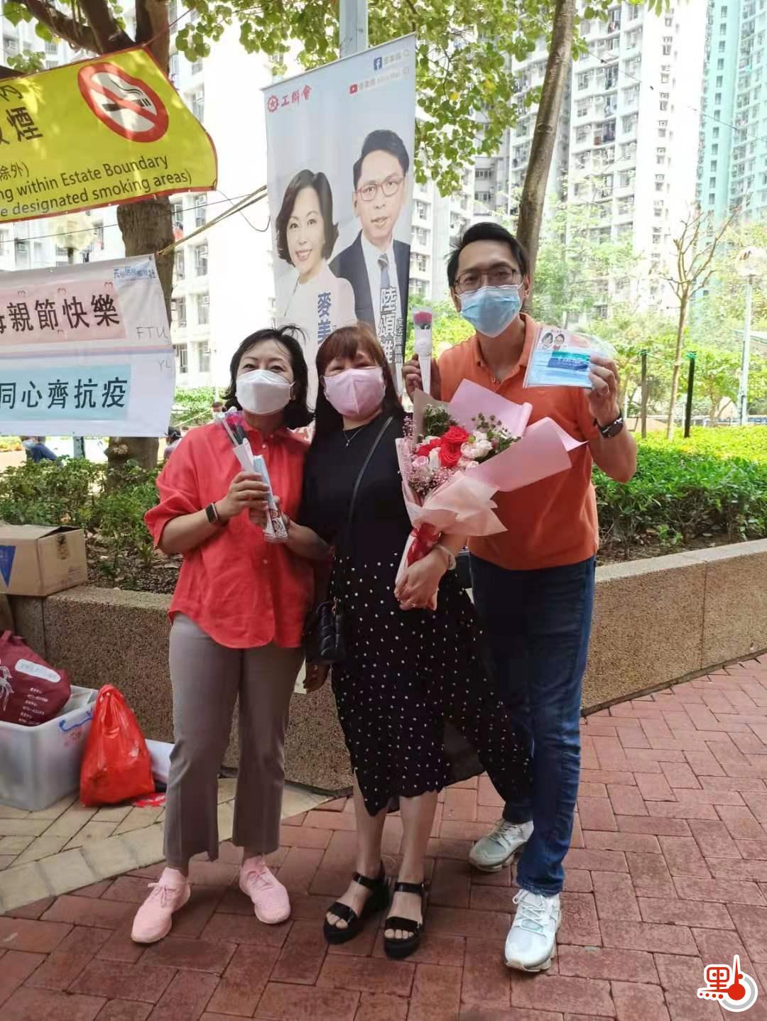 立法會議員麥美娟及陸頌雄與街坊合影。（點新聞記者馮沛賢攝）