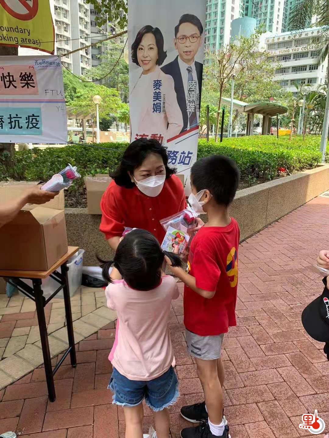 亦有小朋友上前領取小禮品。（點新聞記者馮沛賢攝）