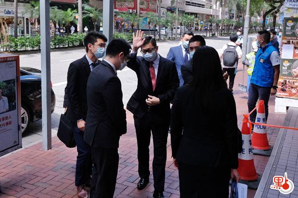 警務處處長鄧炳強今天（11日）下午出席灣仔區議會會議，大批市民及團體前往場外聲援，高舉國旗及標語，喊口號支持警隊和「一哥」。有市民表示，香港警隊從未令市民失望，所以今日特地前來為「一哥」打氣，希望香港能繼續維持良好治安。（點新聞記者麥鈞傑攝）