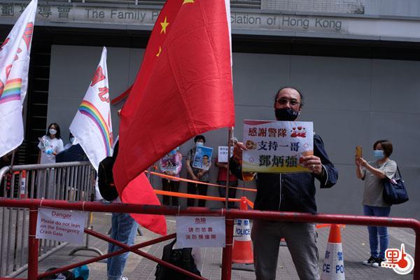 警務處處長鄧炳強今天（11日）下午出席灣仔區議會會議，大批市民及團體前往場外聲援，高舉國旗及標語，喊口號支持警隊和「一哥」。有市民表示，香港警隊從未令市民失望，所以今日特地前來為「一哥」打氣，希望香港能繼續維持良好治安。（點新聞記者麥鈞傑攝）