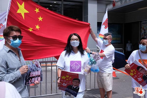 警務處處長鄧炳強今天（11日）下午出席灣仔區議會會議，大批市民及團體前往場外聲援，高舉國旗及標語，喊口號支持警隊和「一哥」。有市民表示，香港警隊從未令市民失望，所以今日特地前來為「一哥」打氣，希望香港能繼續維持良好治安。（點新聞記者麥鈞傑攝）