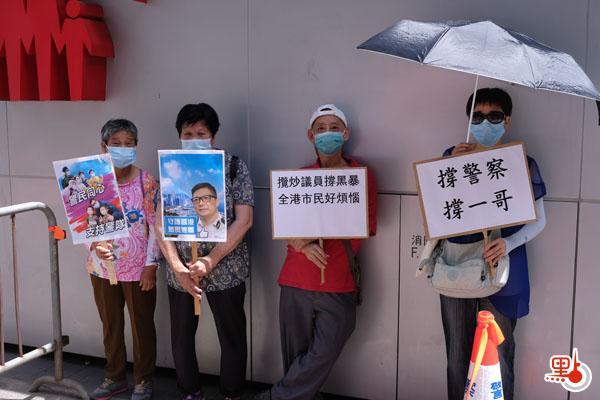 警務處處長鄧炳強今天（11日）下午出席灣仔區議會會議，大批市民及團體前往場外聲援，高舉國旗及標語，喊口號支持警隊和「一哥」。有市民表示，香港警隊從未令市民失望，所以今日特地前來為「一哥」打氣，希望香港能繼續維持良好治安。（點新聞記者麥鈞傑攝）