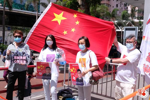 警務處處長鄧炳強今天（11日）下午出席灣仔區議會會議，大批市民及團體前往場外聲援，高舉國旗及標語，喊口號支持警隊和「一哥」。有市民表示，香港警隊從未令市民失望，所以今日特地前來為「一哥」打氣，希望香港能繼續維持良好治安。（點新聞記者麥鈞傑攝）