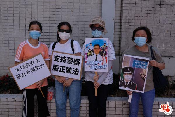 警務處處長鄧炳強今天（11日）下午出席灣仔區議會會議，大批市民及團體前往場外聲援，高舉國旗及標語，喊口號支持警隊和「一哥」。有市民表示，香港警隊從未令市民失望，所以今日特地前來為「一哥」打氣，希望香港能繼續維持良好治安。（點新聞記者麥鈞傑攝）