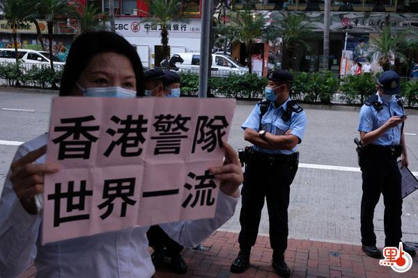 警務處處長鄧炳強今天（11日）下午出席灣仔區議會會議，大批市民及團體前往場外聲援，高舉國旗及標語，喊口號支持警隊和「一哥」。有市民表示，香港警隊從未令市民失望，所以今日特地前來為「一哥」打氣，希望香港能繼續維持良好治安。（點新聞記者麥鈞傑攝）