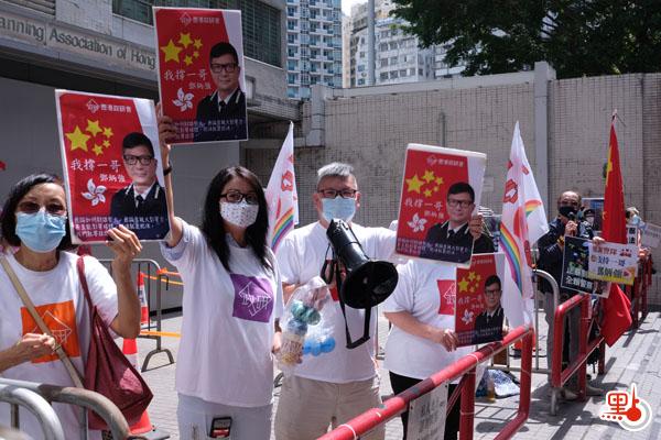 警務處處長鄧炳強今天（11日）下午出席灣仔區議會會議，大批市民及團體前往場外聲援，高舉國旗及標語，喊口號支持警隊和「一哥」。有市民表示，香港警隊從未令市民失望，所以今日特地前來為「一哥」打氣，希望香港能繼續維持良好治安。（點新聞記者麥鈞傑攝）
