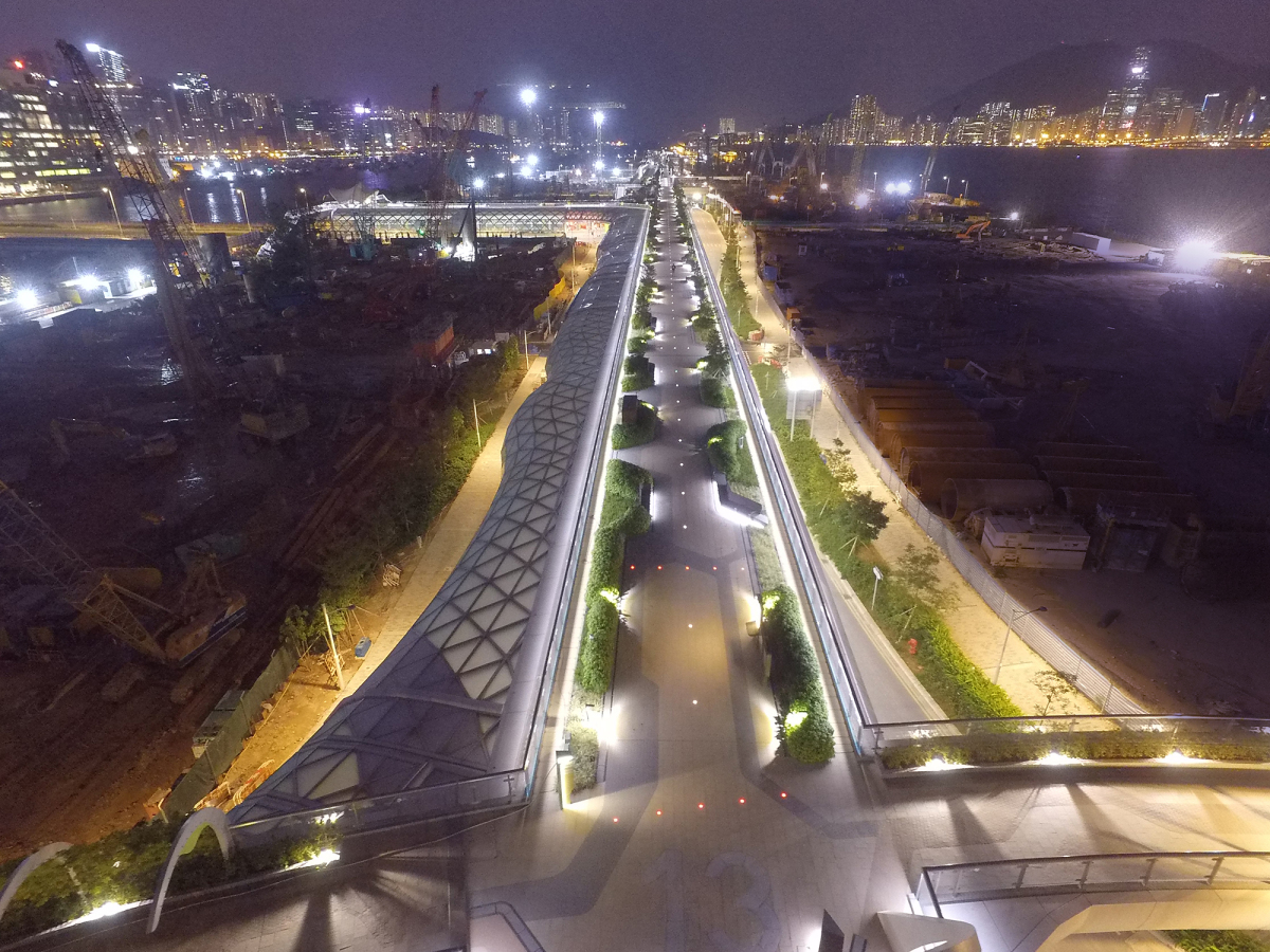 空中花園的夜間照明效果營造出昔日機場跑道的氣氛。