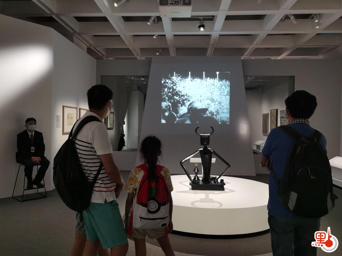 市民參觀「超現實之外——巴黎龐比度中心藏品展」。