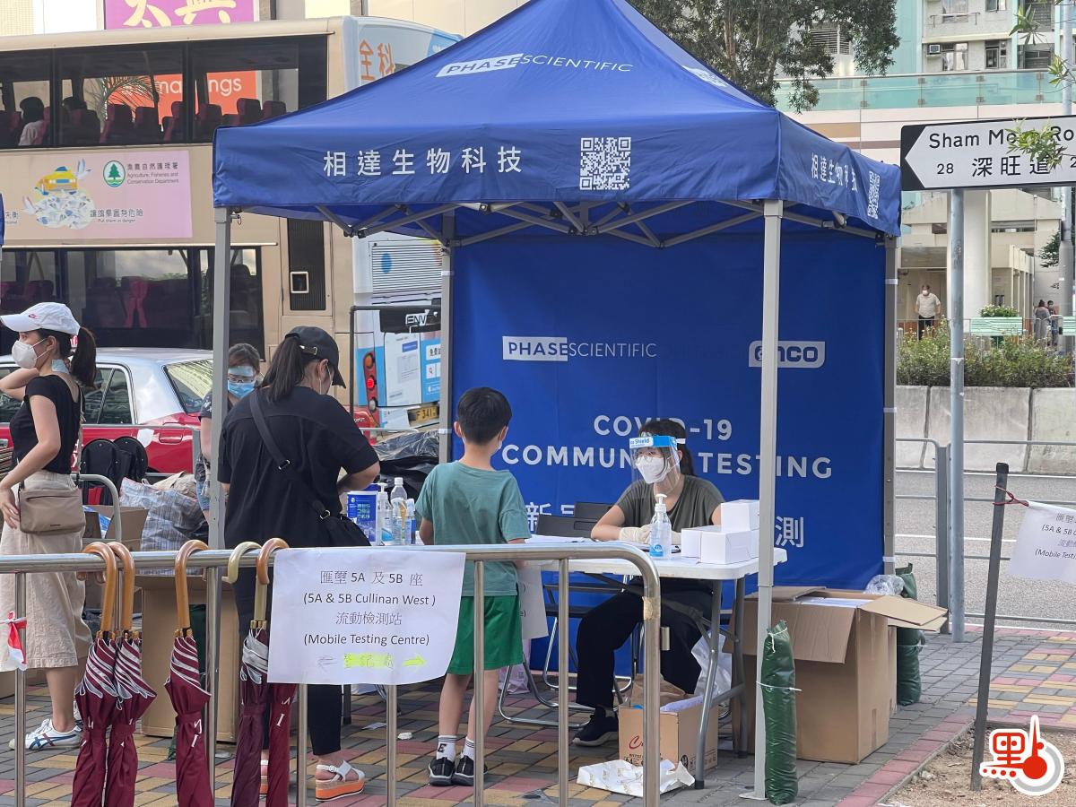 本港新增1宗確診個案，暫時列作本地個案，患者是住在南昌匯璽的印傭。政府由昨日中午起至5月24日，在南昌站A1出口對開空地設流動採樣站，為匯璽居民及工作人員提供免費檢測。現場見到少部分市民排隊檢測，有前來檢測的市民透露，看新聞知道印傭病毒量低，而且平時自己有做好防疫措施，不擔心會受到感染，做完檢測可以安心一些，只希望生活盡快恢復正常。（點新聞記者李斯哲攝）