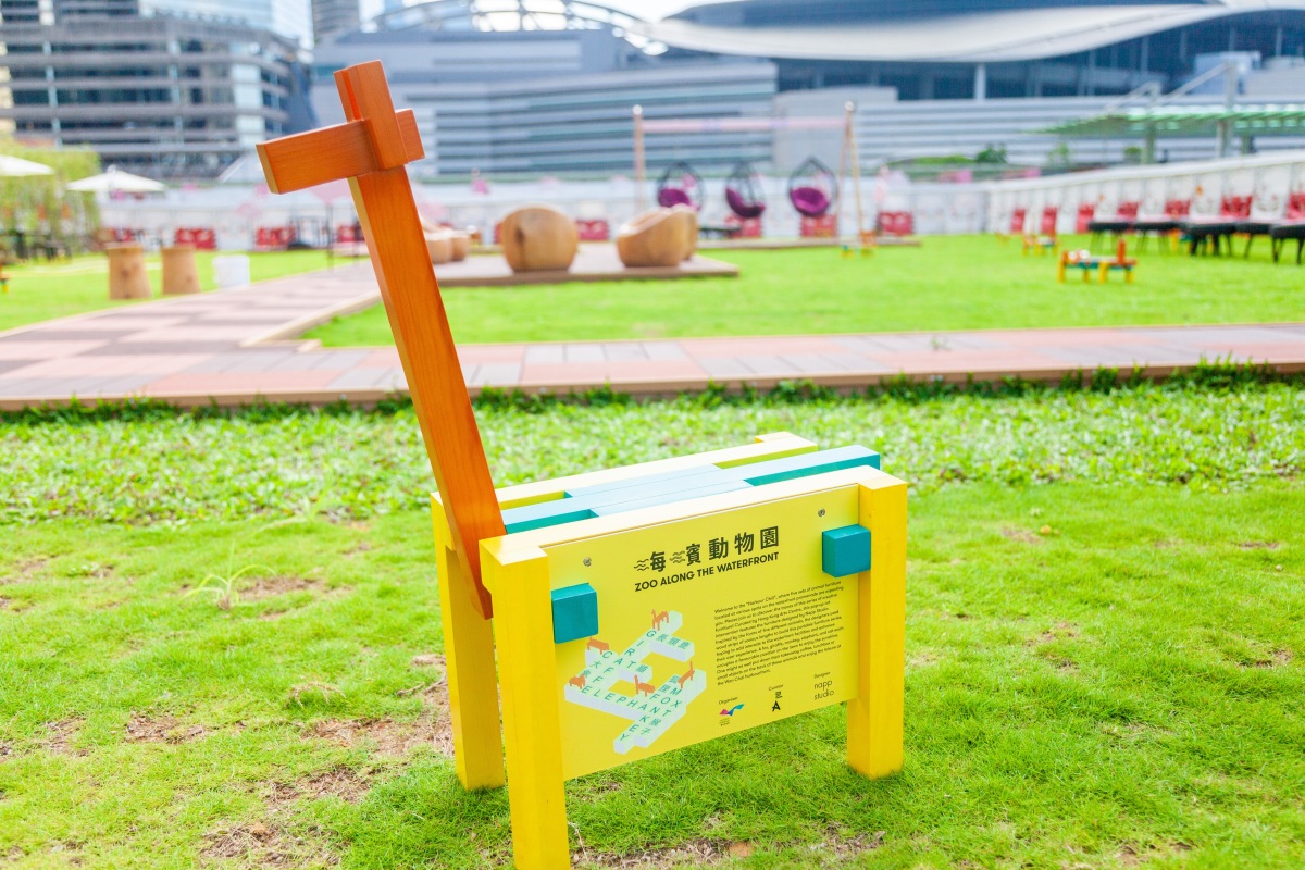主題區設有以「海濱動物園」為主題的一系列小桌子，設計師運用長短不一的木條子，組合成五款可移動的動物家具。