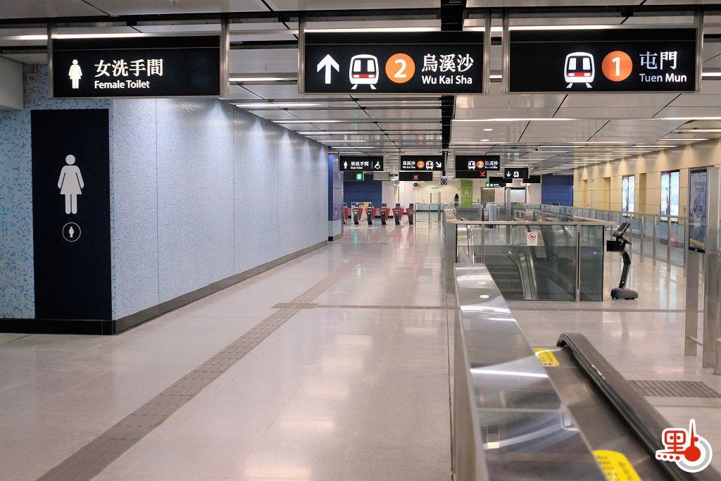 屯馬綫站內標識已更換一新。（點新聞記者麥鈞傑攝）