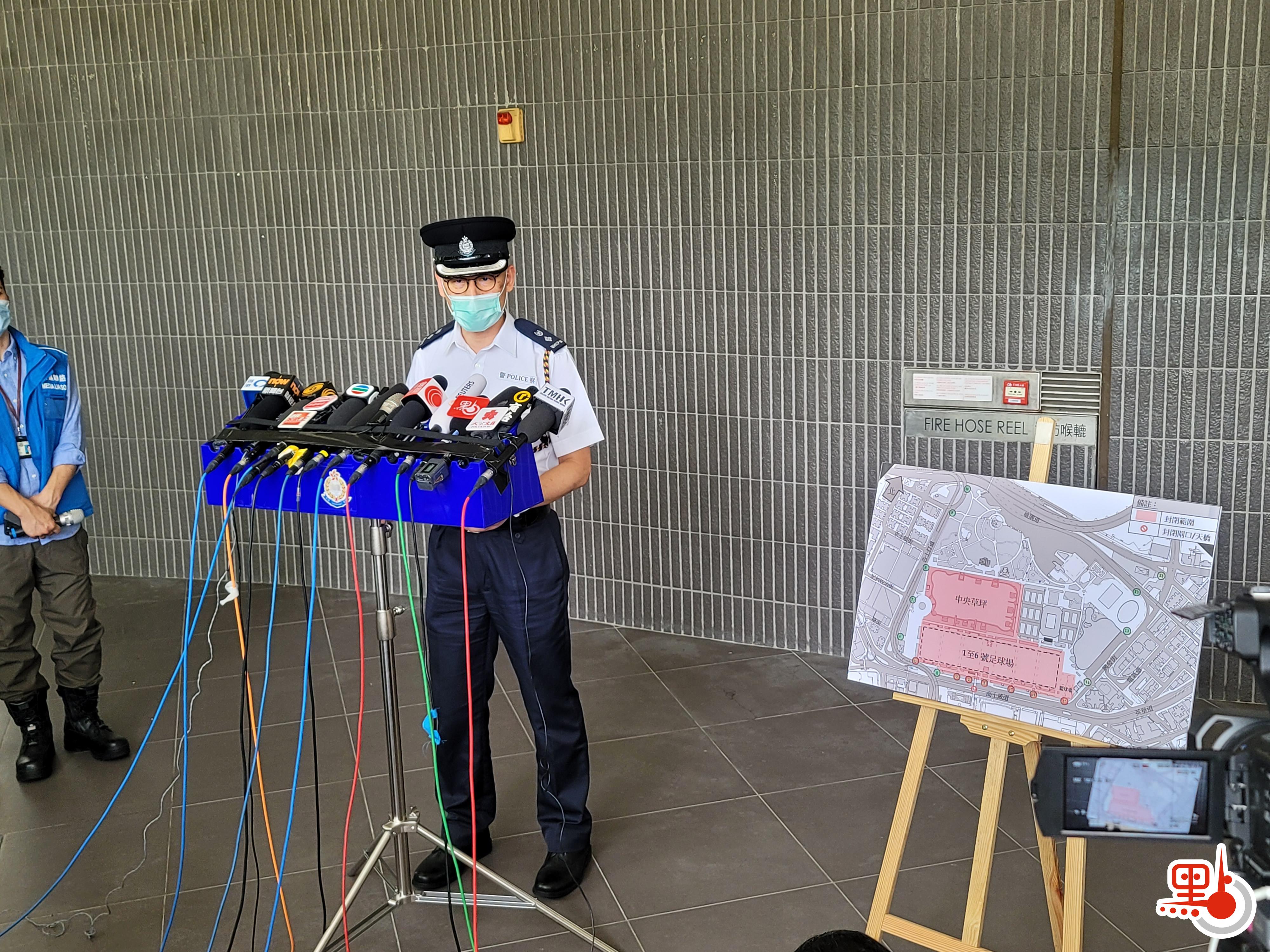 警方就今天（４日）下午至晚上維多利亞公園的保安安排會見傳媒。維園中央草坪、1至6號足球場、籃球場和往來中央圖書館的天橋，及部分維園內通道封閉，下午二時生效。呼籲市民如無必要，不要前往維園。警方視乎情況，如果情況惡劣，不排除封閉更多地方。
（點新聞記者何燊亮攝）