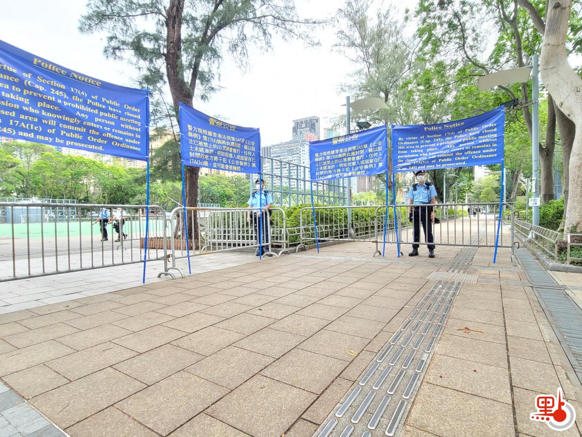警方就今天（４日）下午至晚上維多利亞公園的保安安排會見傳媒。維園中央草坪、1至6號足球場、籃球場和往來中央圖書館的天橋，及部分維園內通道封閉，下午二時生效。呼籲市民如無必要，不要前往維園。警方視乎情況，如果情況惡劣，不排除封閉更多地方。
（點新聞記者何燊亮攝）